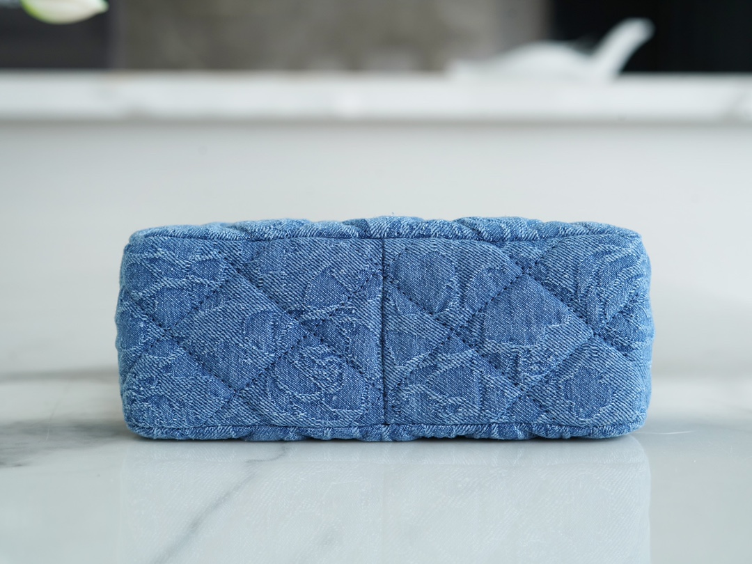 𝐂𝐇𝐀𝐍𝐄𝐋 HOBO bag 23P spring and summer new love heart adjustable buckle denim blue