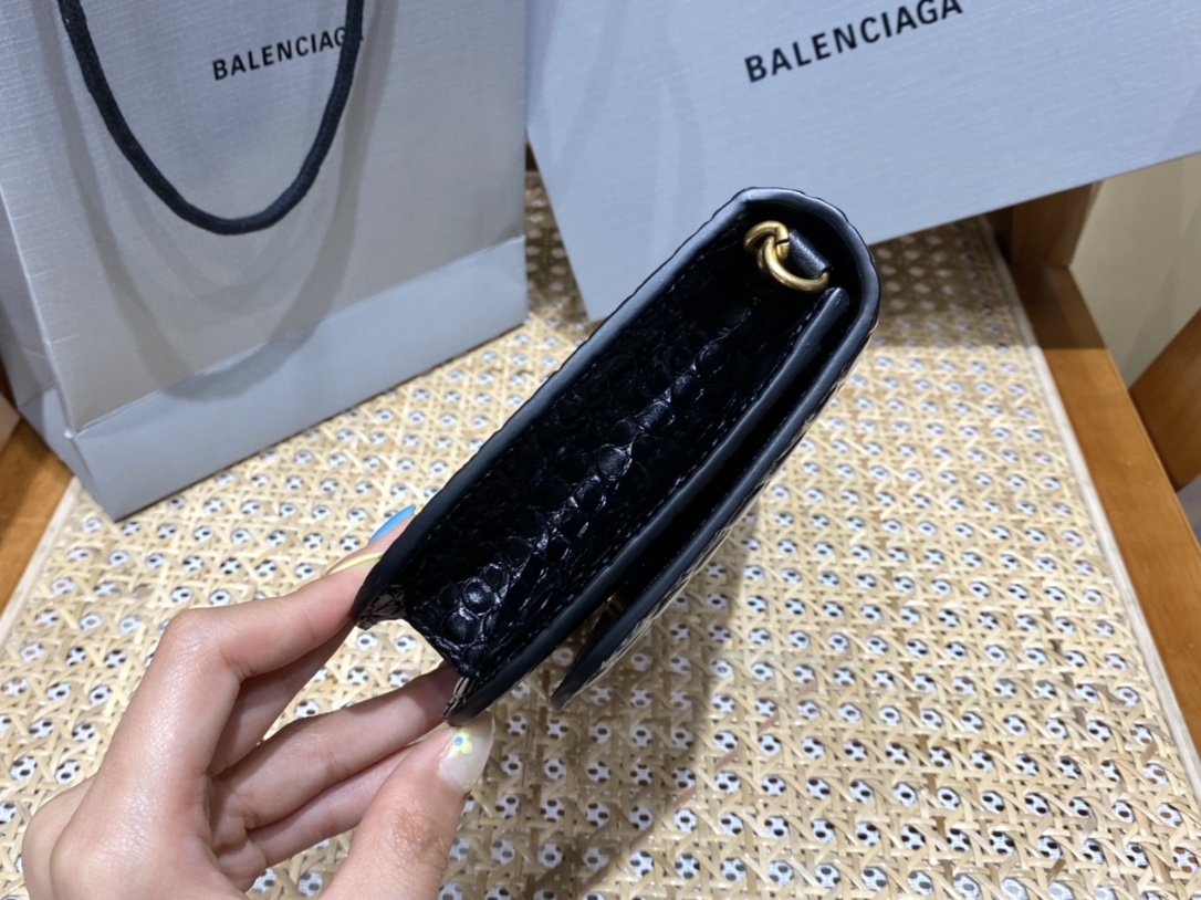 BALENCIAGA 𝘄𝗮𝗹𝗹𝗲𝘁 𝗼𝗻 𝗰𝗵𝗮𝗶𝗻 ▪️ crocodile print black gold buckle