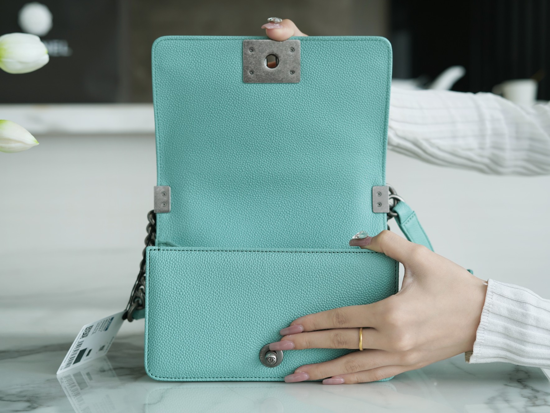 𝗖𝗵𝗮𝗻𝗲𝗹 𝗟𝗲𝗯𝗼 𝘆 French origin 𝗛𝗮𝗮𝘀 Caviar calfskin Large ball V-grain: Tiffany blue