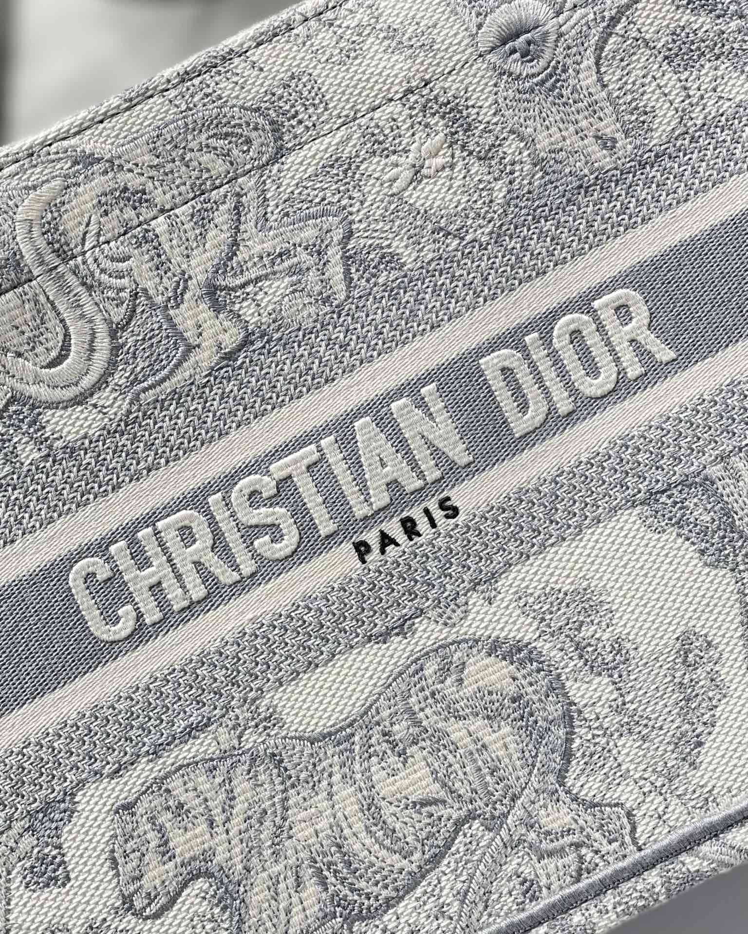 DIOR TOTE Grey tiger embroidery