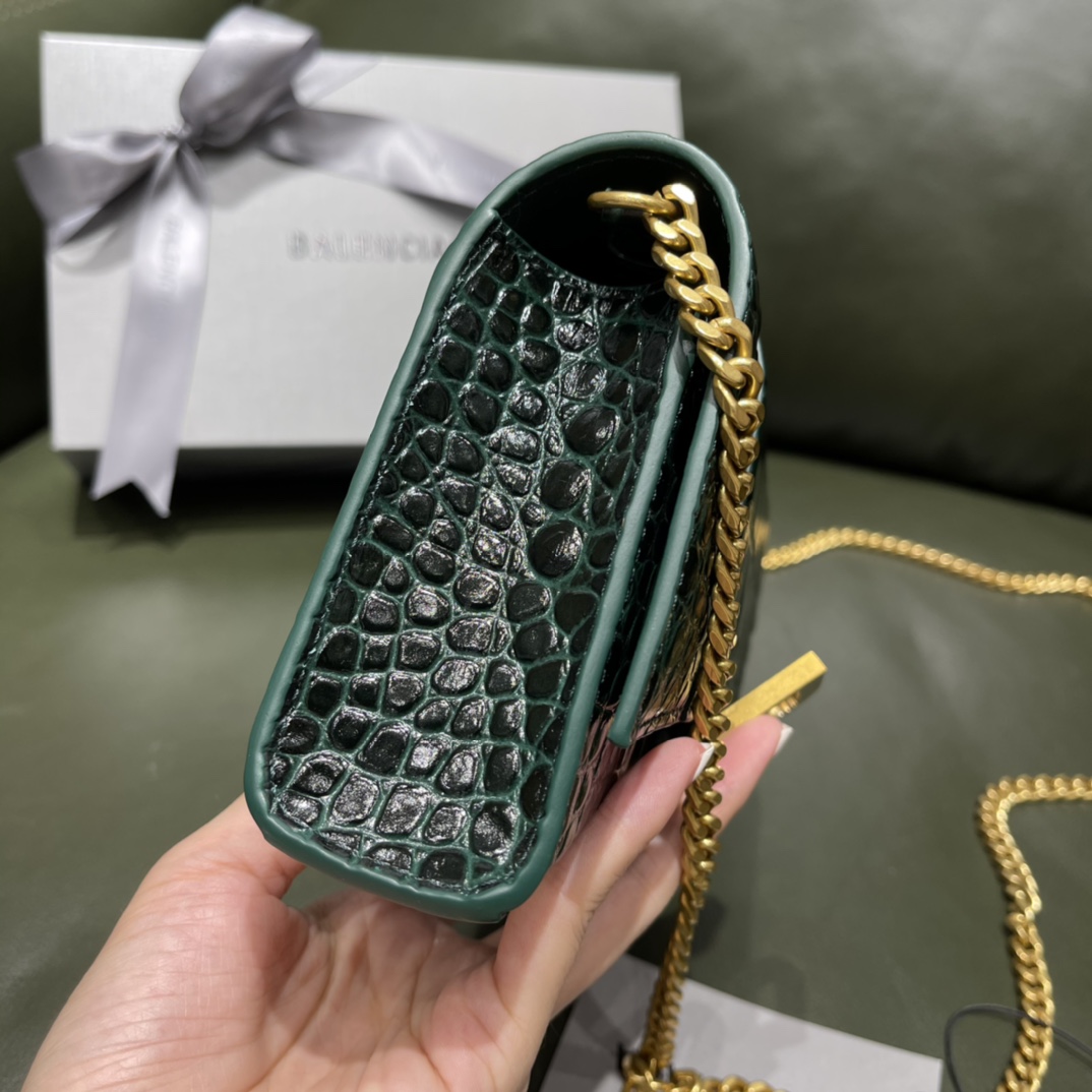 BALENCIAGA 𝐇𝐨𝐮𝐫𝐠𝐥𝐚𝐬𝐬 𝐰𝐚𝐥𝐥𝐞𝐭 𝐨𝐧 𝐜𝐡𝐚𝐢𝐧 ⏳ ▪️ crocodile print green gold buckle