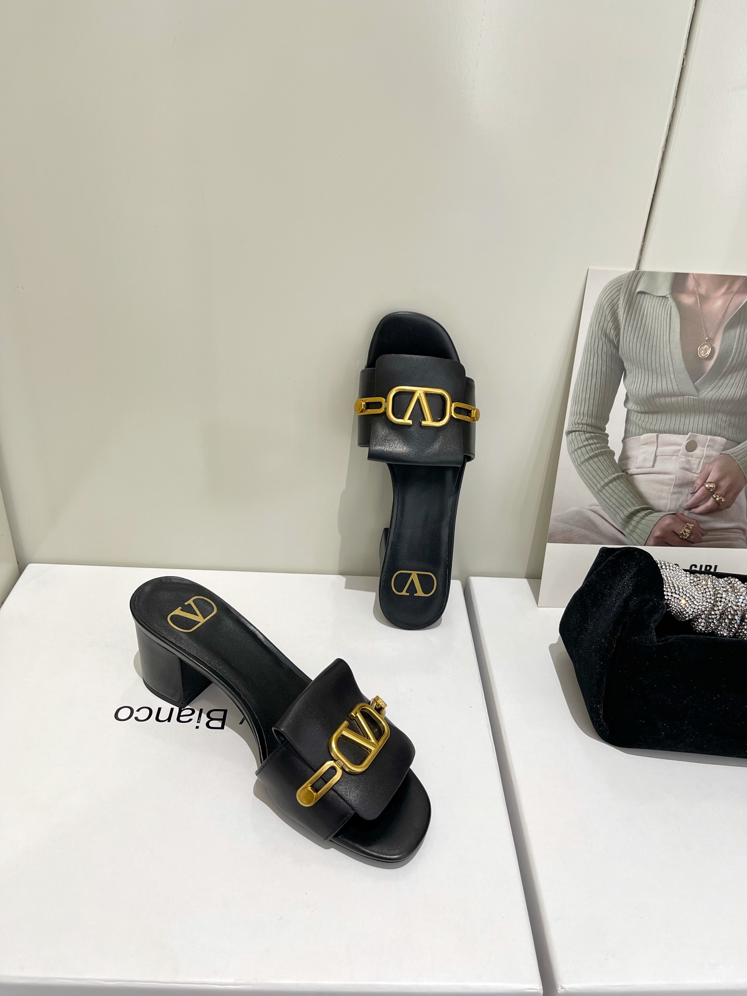 【Valentino】𝟐𝟎𝟐𝟏/𝐒𝐒 𝐧𝐞𝐰  Valentino 2022 / fw spring and summer new women's slippers