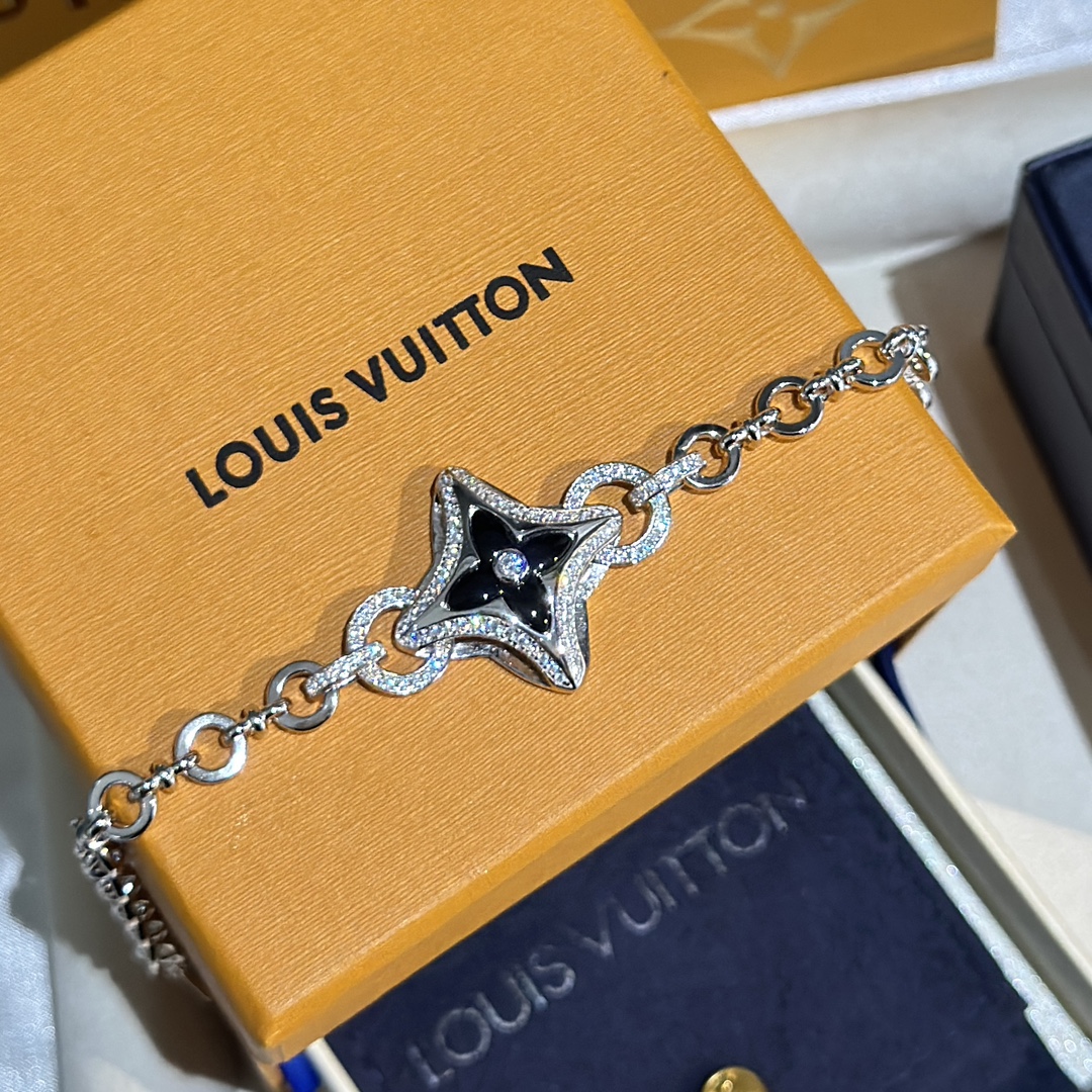 Louis Vuitton Four-leaf clover bracelet in platinum and sterling silver