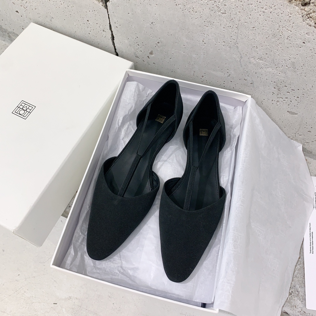 𝐓𝐨𝐭𝐞𝐦𝐞｜𝟐𝟎𝟐𝟑/𝐒𝐒 𝐧𝐞𝐰 Toteme 2023 new black T lace-up sandals