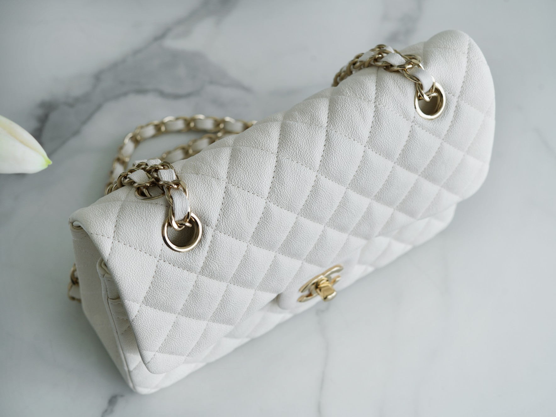 𝐂𝐇𝐀𝐍𝐄𝐋 Classic Flap washed cowhide is made from the most delicate newborn calves washed fetal calf small milkshake white🍦