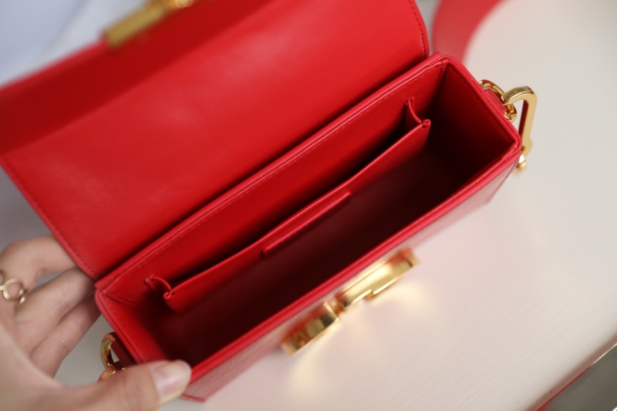 Montaigne red 𝙢𝙞𝙣𝙞 box bag