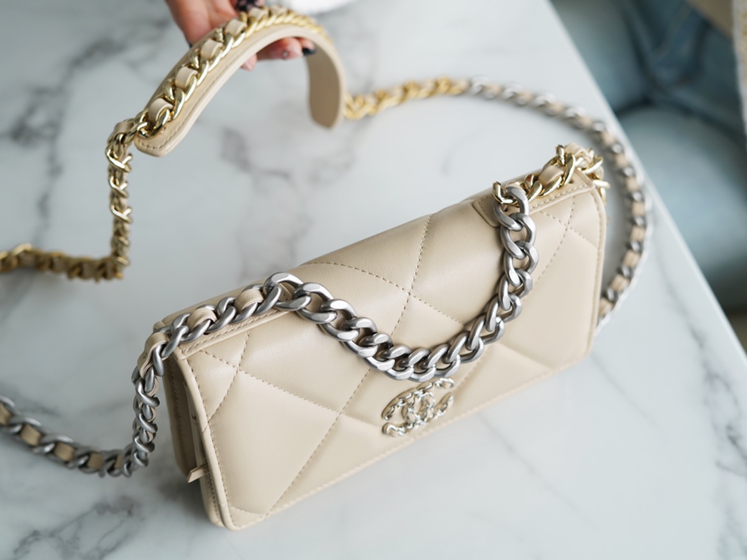 CHANEL 19Bag 𝑾𝒐𝒄 22C silver buckle light apricot