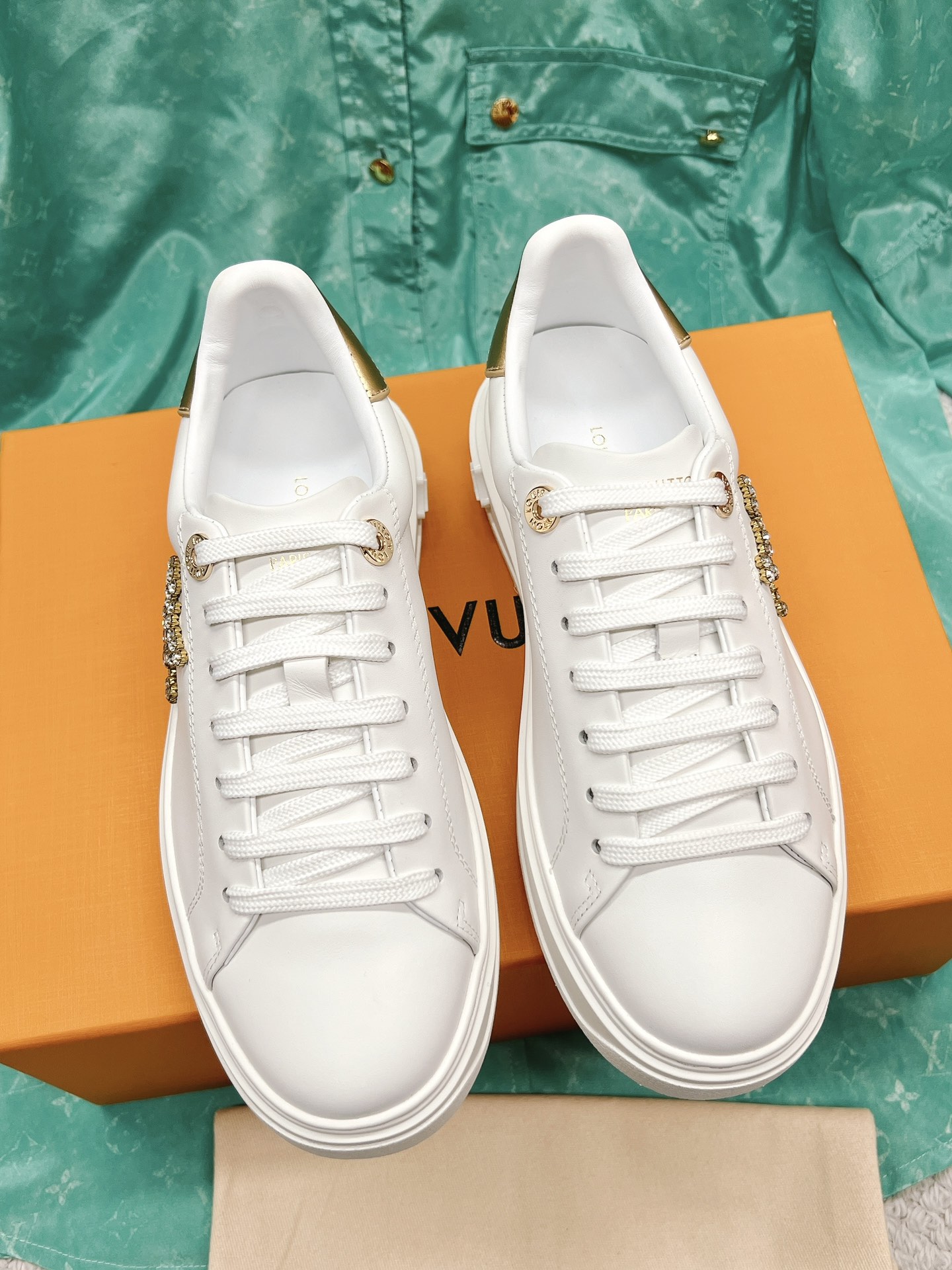 Louis Vuitton's new letter rhinestone white shoes series is new🆕