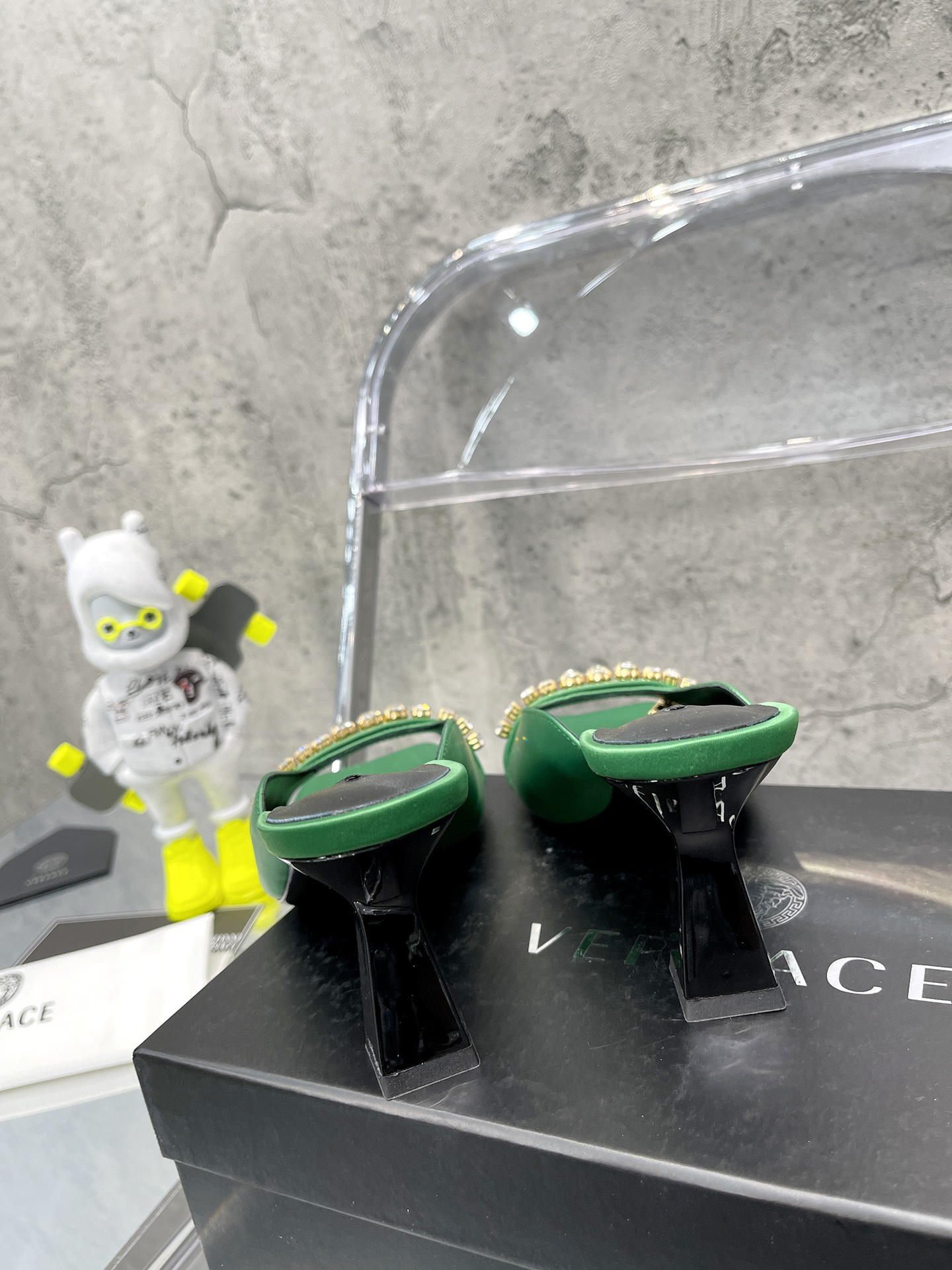 𝐕𝐞𝐫𝐬𝐚𝐜𝐞｜𝟐𝟎𝟐𝟐/𝐒𝐒 𝐧𝐞𝐰 Gold LA MEDUSA string with sparkling crystal ribbon