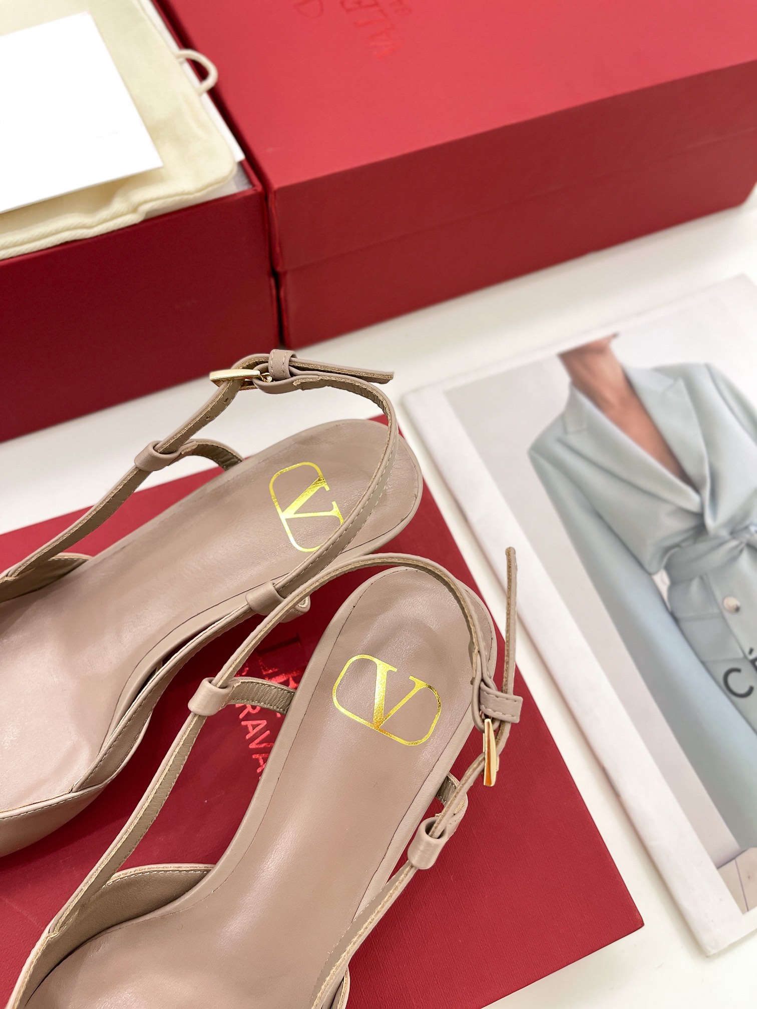 【Valentino】𝟐𝟎𝟐𝟏/𝐒𝐒 𝐧𝐞𝐰 Valentino 2022 spring and summer new large V diamond buckle high heels on the new