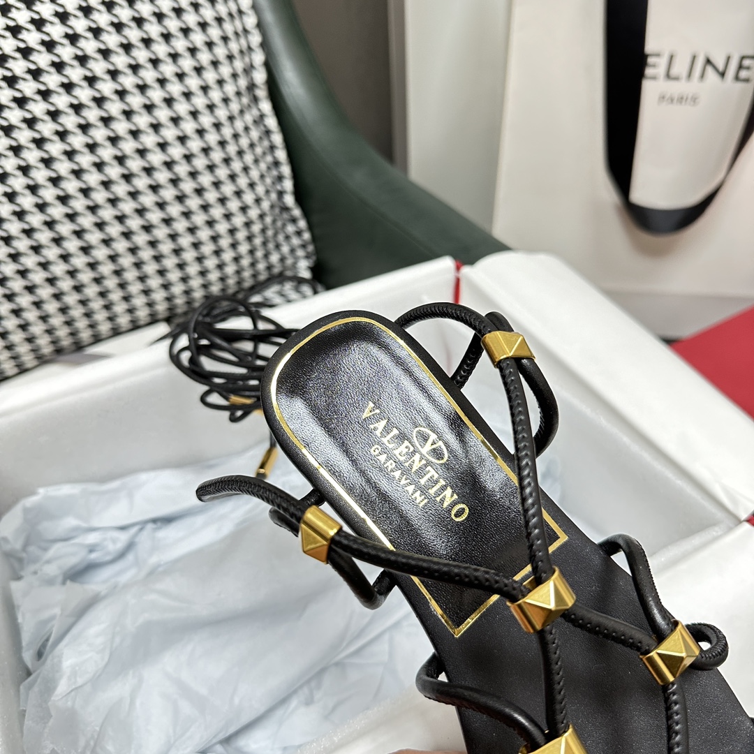 【Valentino】𝟐𝟎𝟐𝟏/𝐒𝐒 𝐧𝐞𝐰  Valentino's newest collection of Roman sandals with Italian printed leather soles