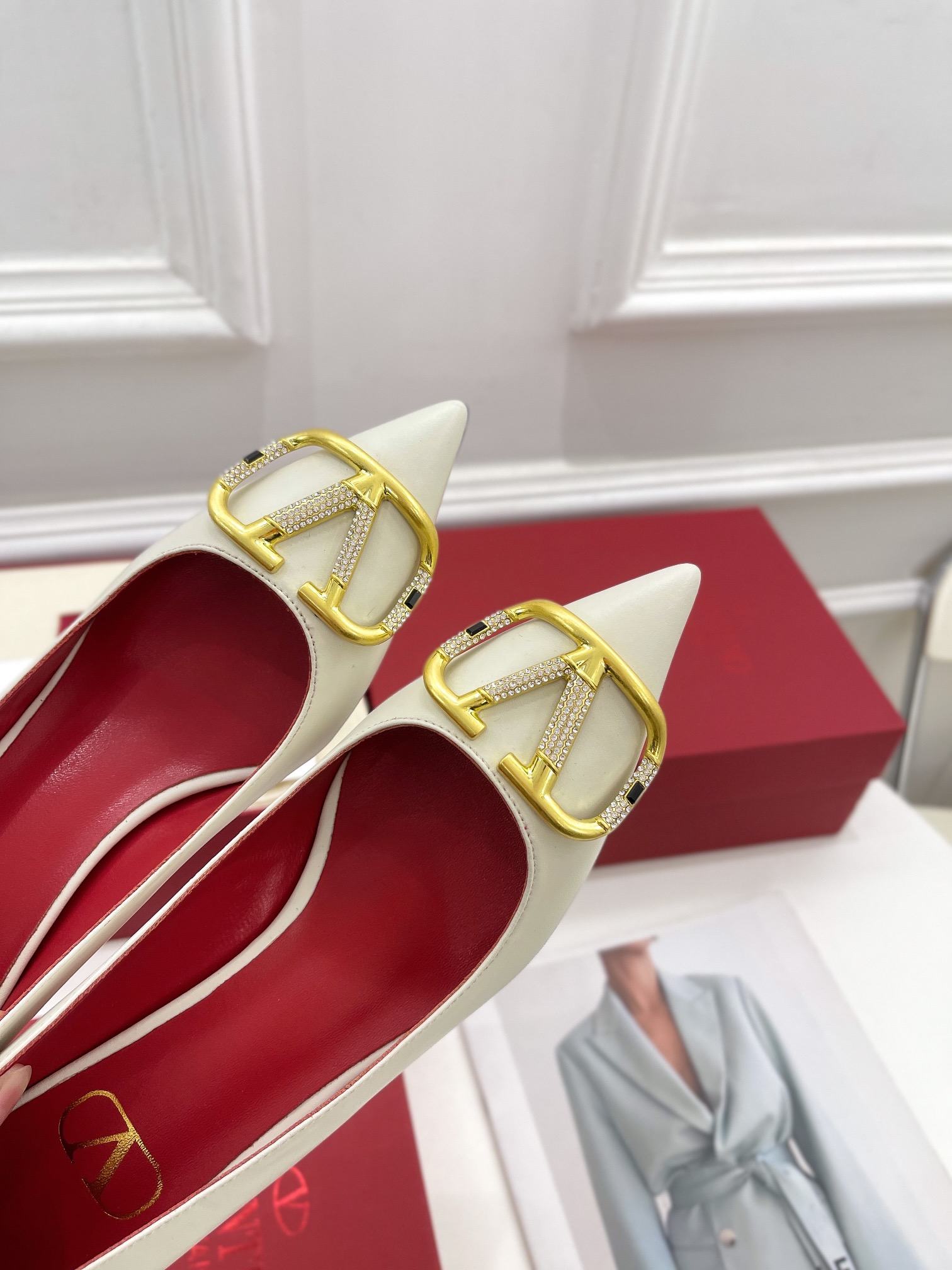 【Valentino】𝟐𝟎𝟐𝟏/𝐒𝐒 𝐧𝐞𝐰 Valentino 2022 spring and summer new large V diamond buckle high heels on the new