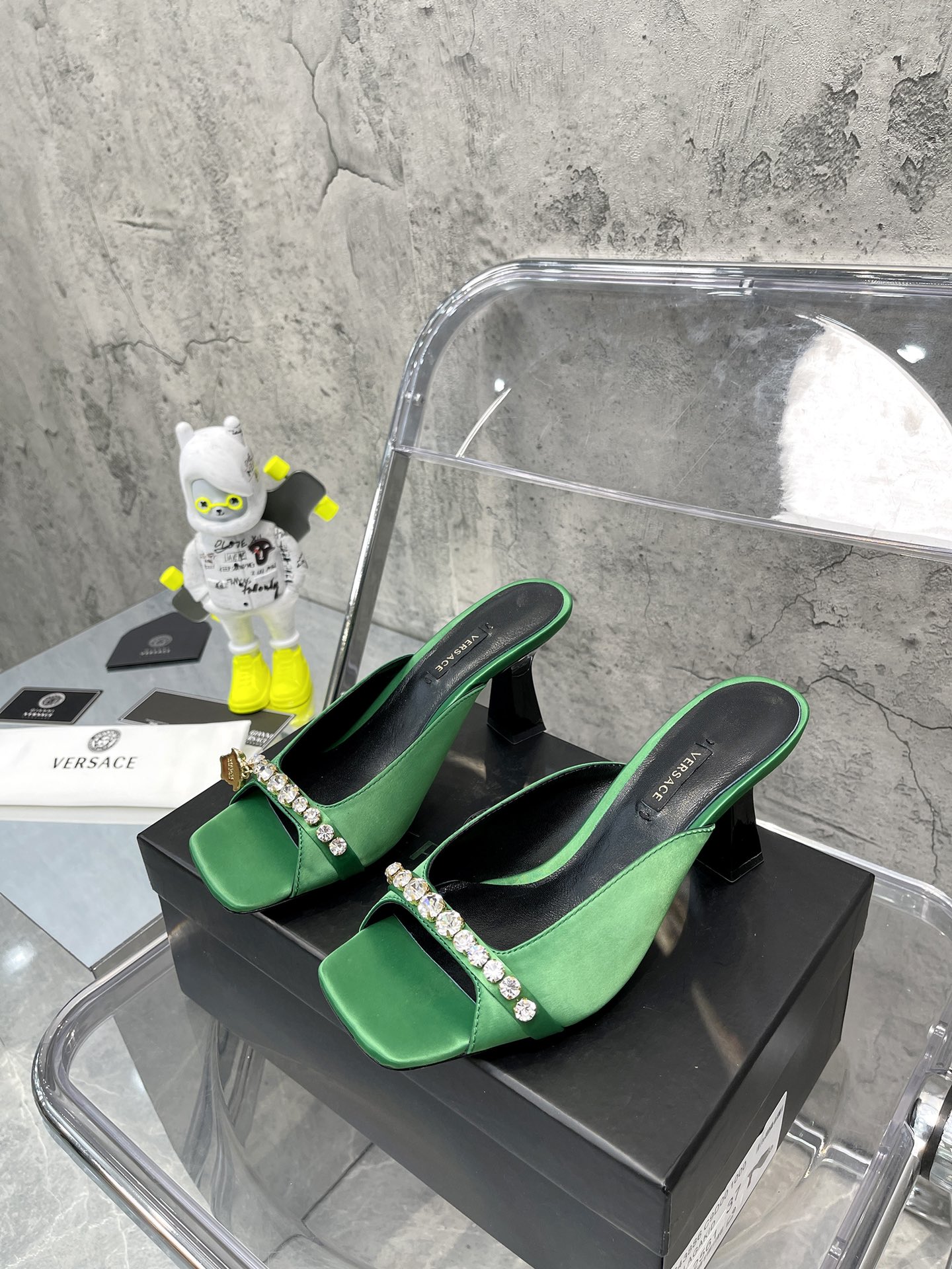 𝐕𝐞𝐫𝐬𝐚𝐜𝐞｜𝟐𝟎𝟐𝟐/𝐒𝐒 𝐧𝐞𝐰 Gold LA MEDUSA string with sparkling crystal ribbon