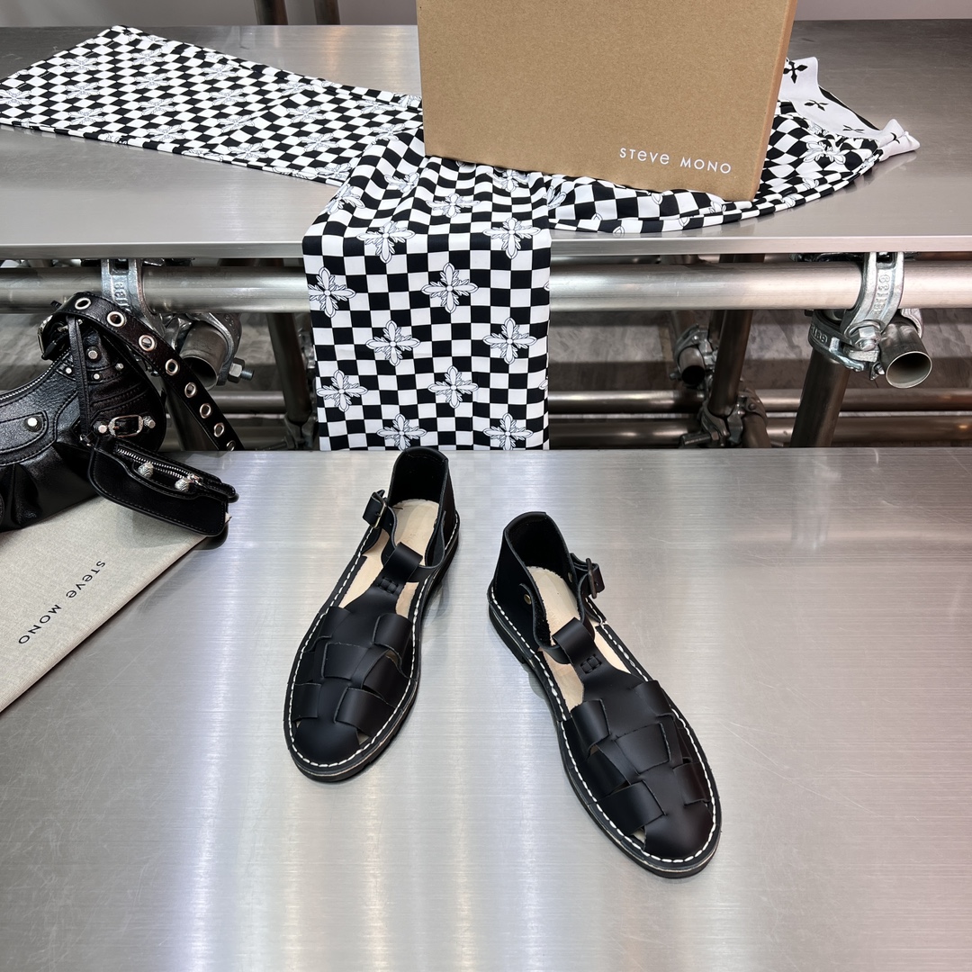 𝐒𝐭𝐞𝐯𝐞 𝐌𝐨𝐧𝐨｜𝟐𝟎𝟐𝟑𝐒𝐒/𝐧𝐞𝐰 A pair of fully handmade sandals using Goodyear practices