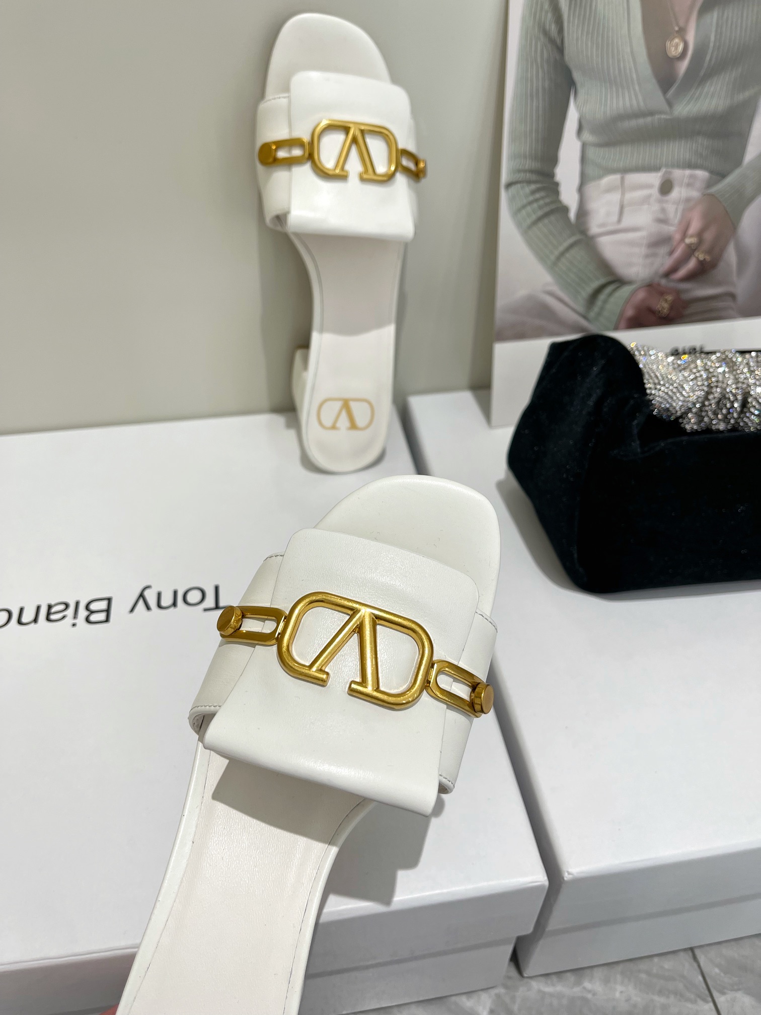 【Valentino】𝟐𝟎𝟐𝟏/𝐒𝐒 𝐧𝐞𝐰  Valentino 2022 / fw spring and summer new women's slippers