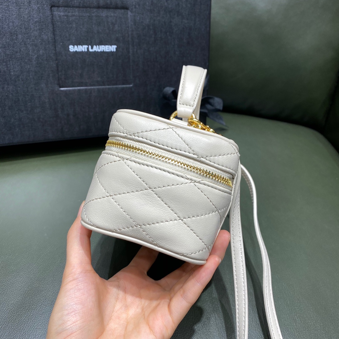SAINT LAURENT  𝙑𝙖𝙣𝙞𝙩𝙮 𝘾  #669560.JD