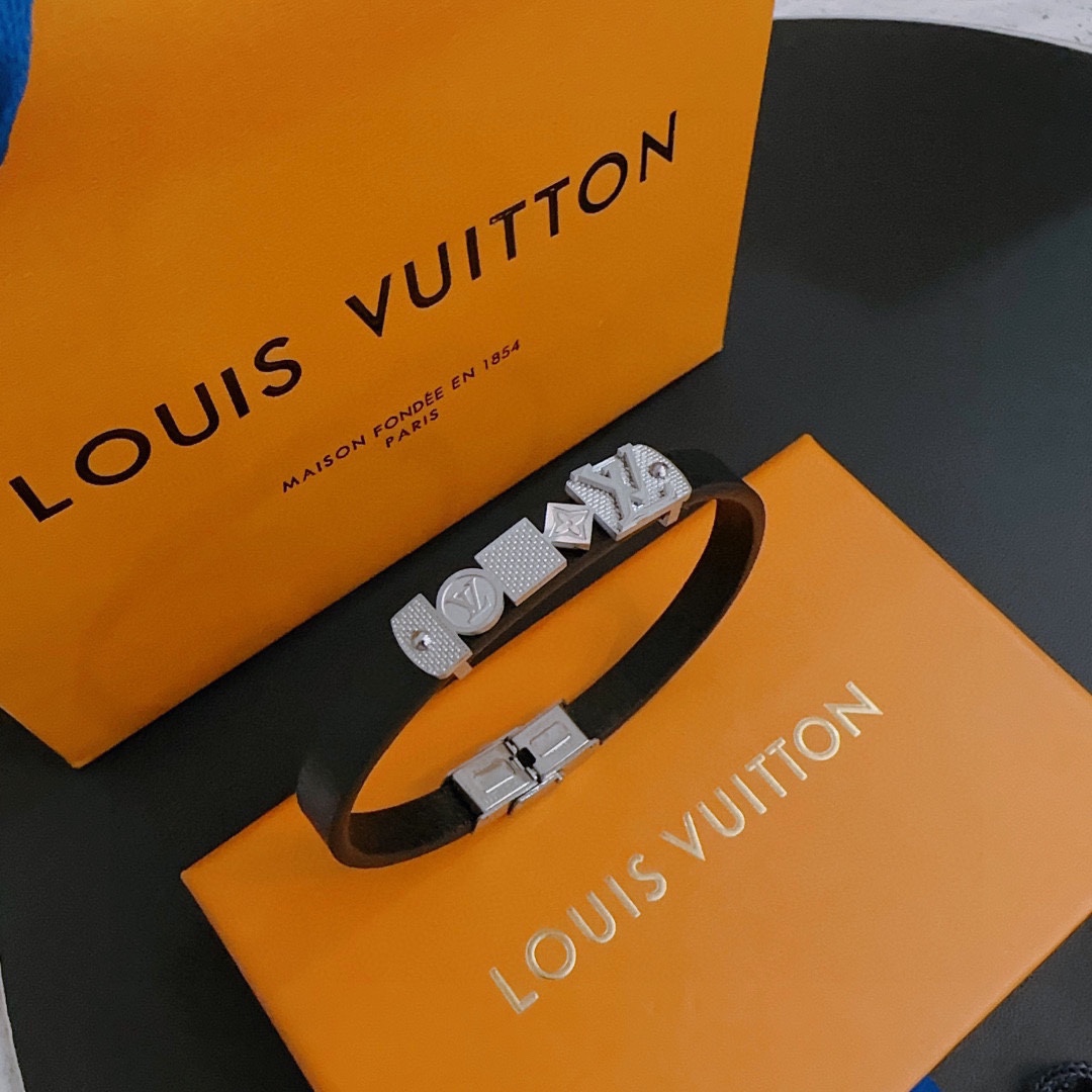 Louis Vuitton Cowhide bracelet, couple's style, length 22cm, adjustable and changeable