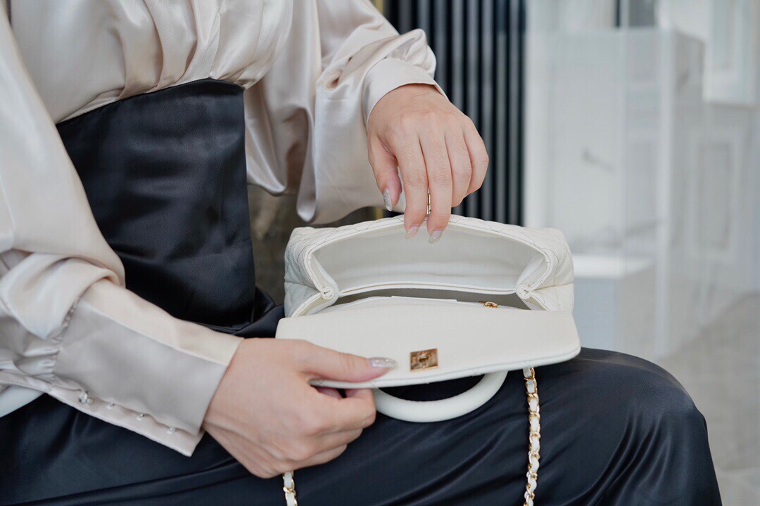 CHANEL 𝑪𝒐𝑪𝒐 𝒉𝒂𝒏𝒅𝒍𝒆 New Cowhide Handle Small White Light Gold🤍