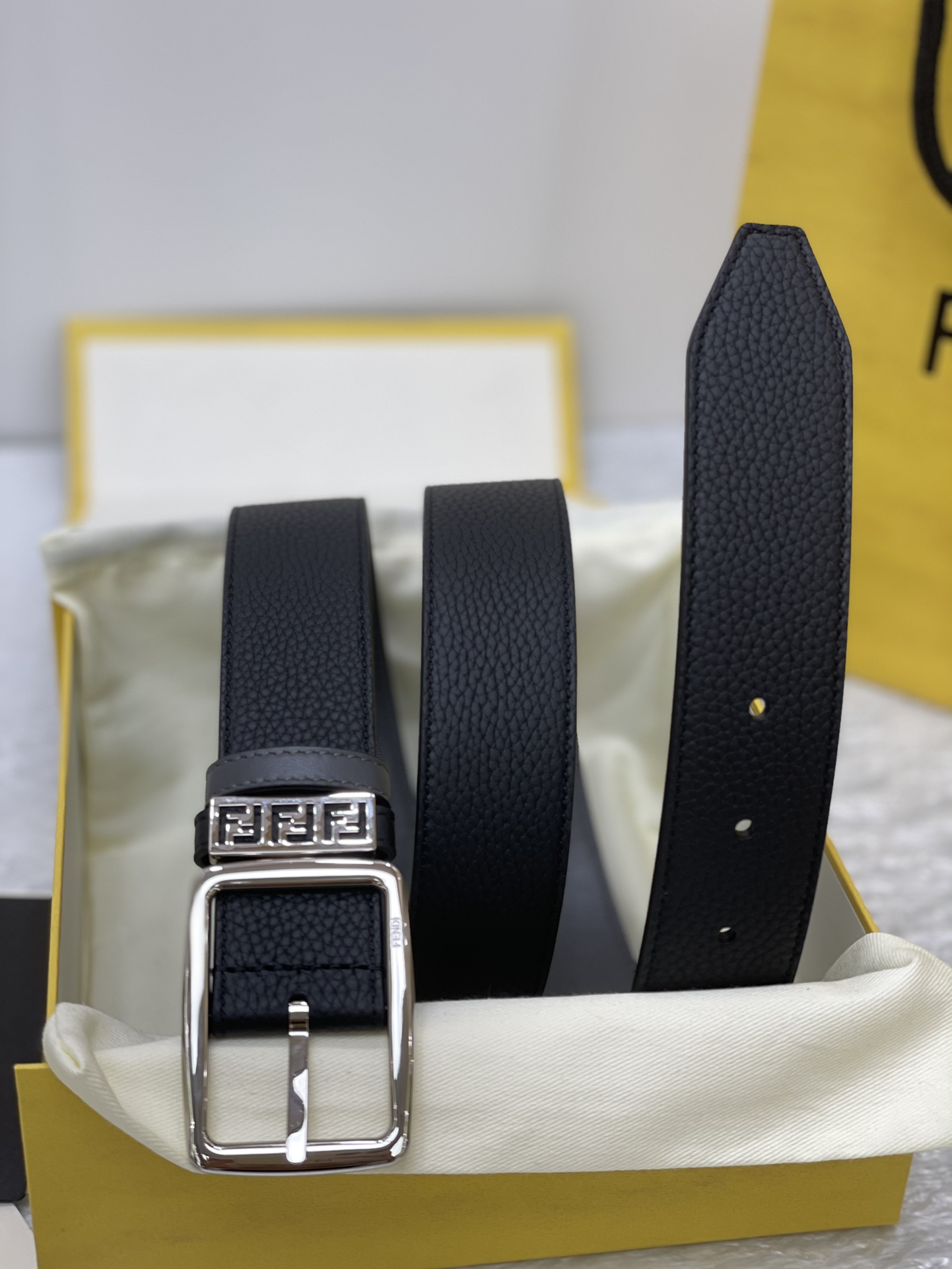 FENDI imported Italian calfskin 👍 Pin buckle design