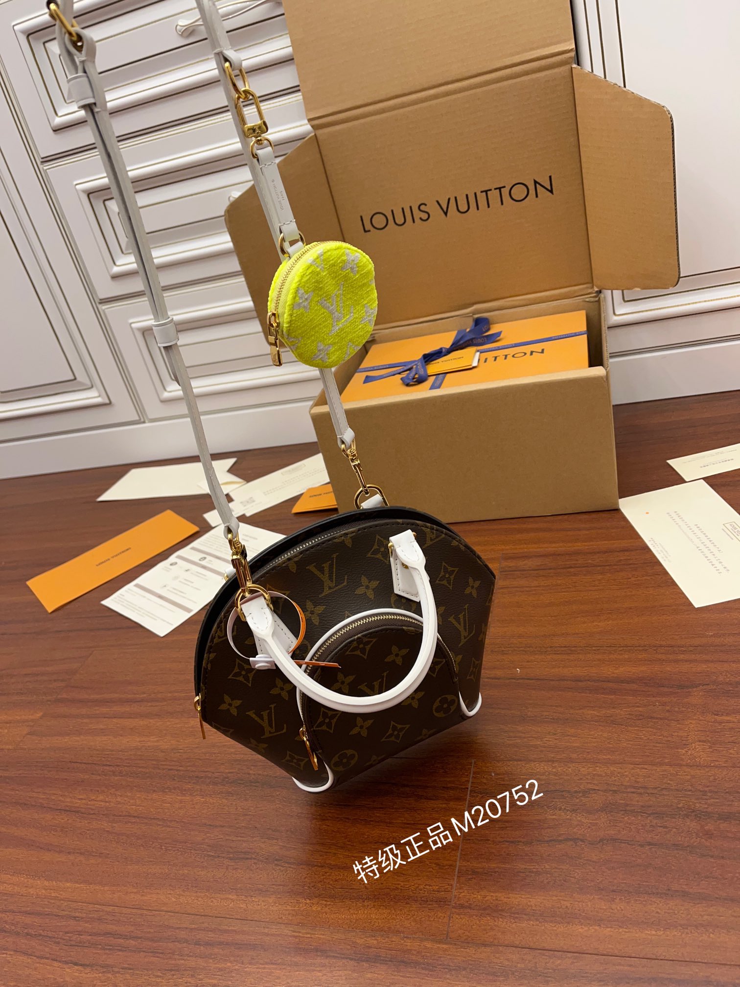 Louis VuittonClam Bun M20752