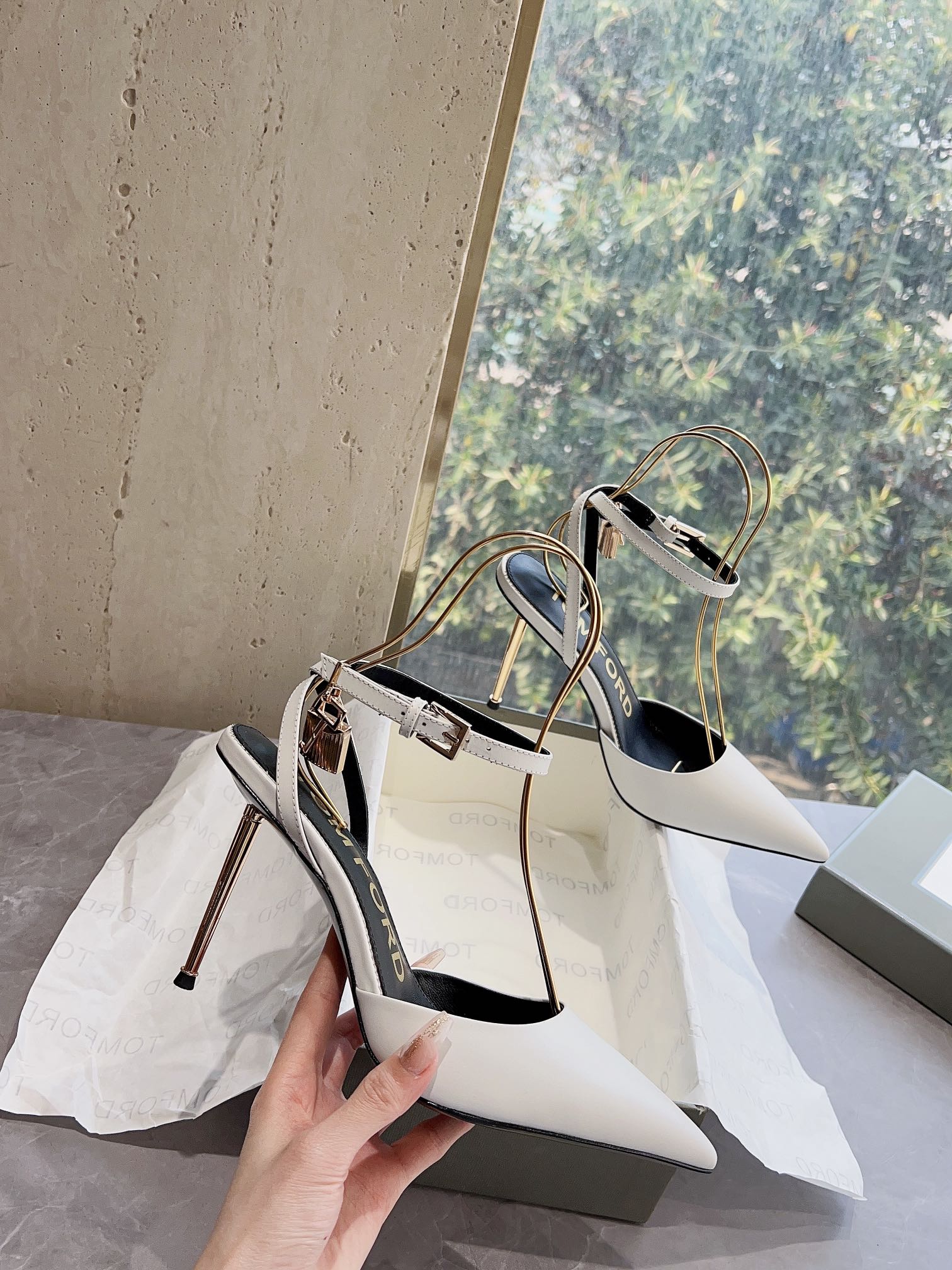 𝐓𝐎𝐌𝐅𝐎𝐑𝐃｜𝟐𝟎𝟐𝟑𝐒𝐒/𝐧𝐞𝐰  Dolce & Ga women's jeweled buckle jacquard raglan heels