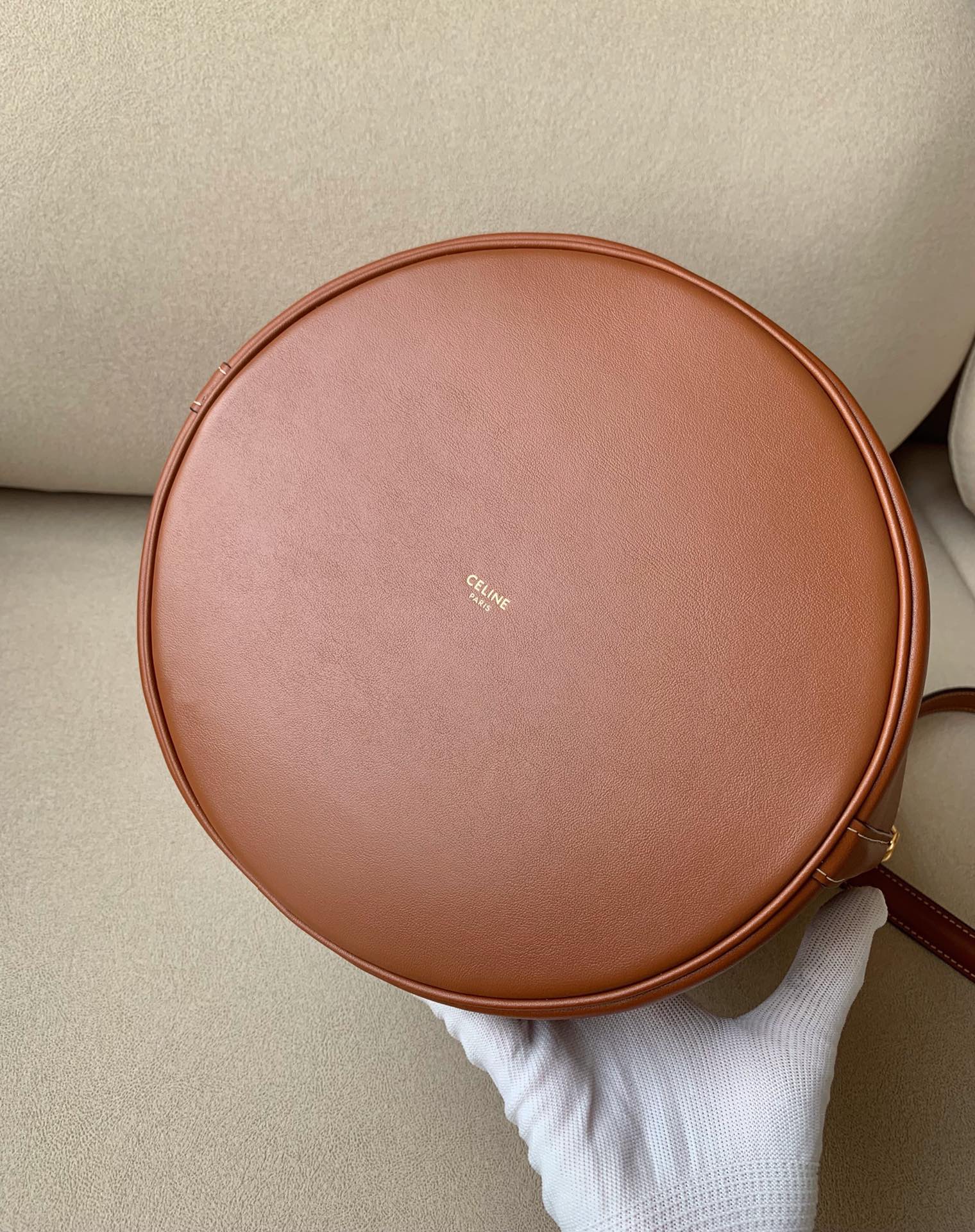 𝐂𝐞𝐥𝐢𝐧𝐞 BUCKET 16 bucket bag in smooth calfskin