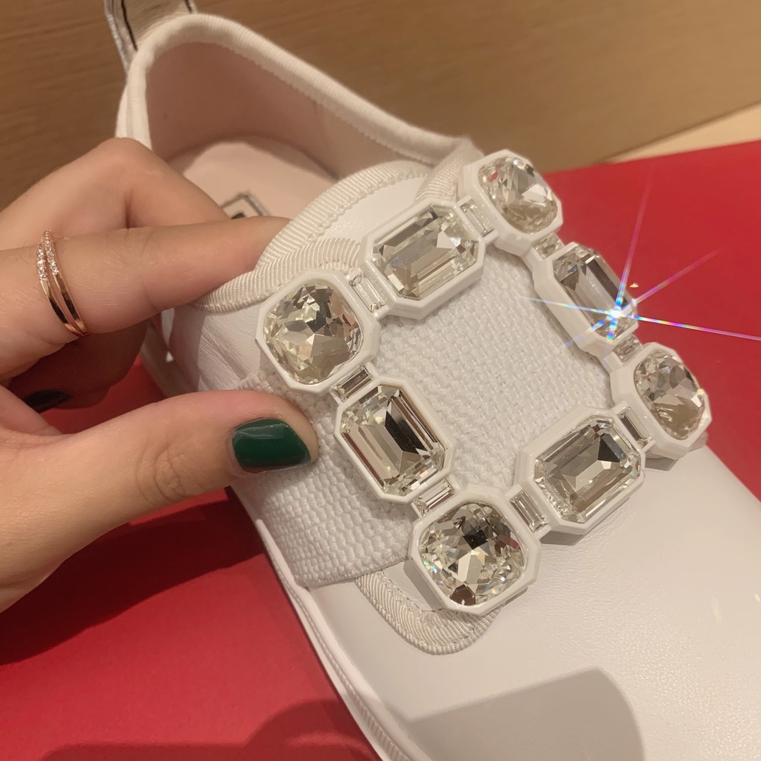 Roger vivier | 𝟐𝟎𝟐𝟏/𝐒𝐒 𝐧𝐞𝐰 2021 spring and summer new, trade positive single RV drill buckle casual shoes