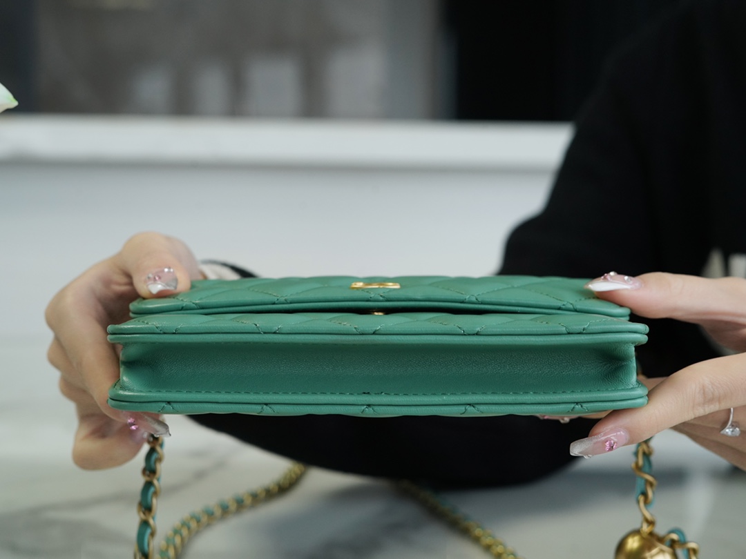 𝗖𝗛𝗔𝗡𝗘𝗟✦𝟮𝟯𝗖 Metal Ball Phone Bag Light Green 🍃