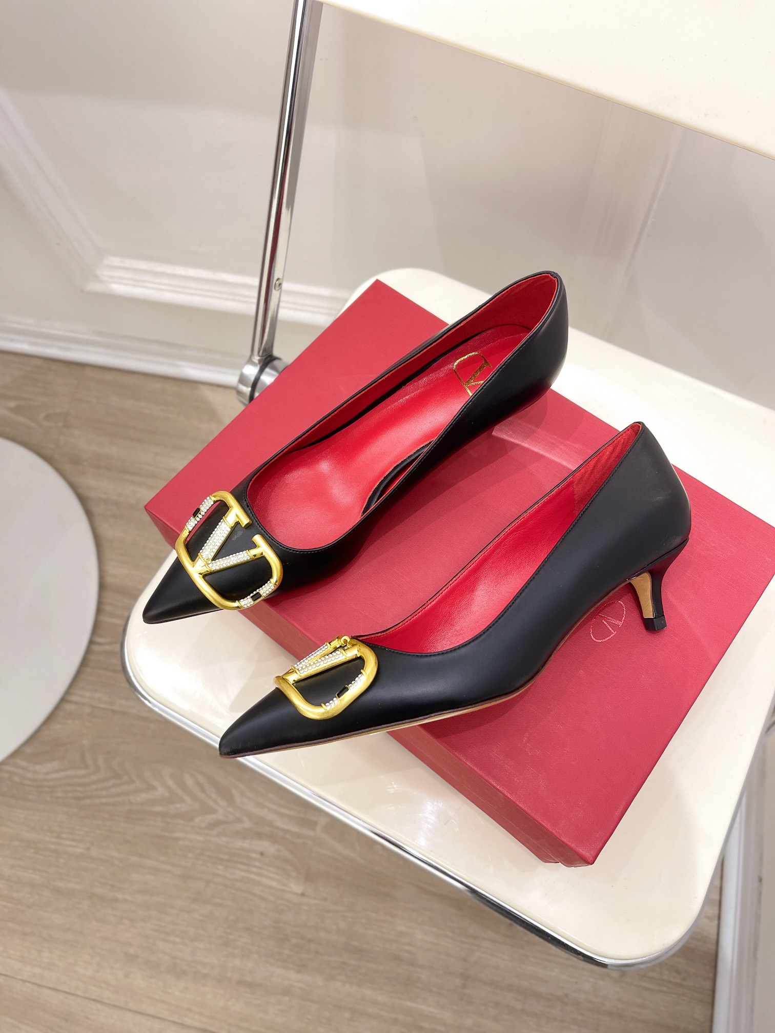 【Valentino】𝟐𝟎𝟐𝟏/𝐒𝐒 𝐧𝐞𝐰 Valentino 2022 spring and summer new large V diamond buckle high heels on the new