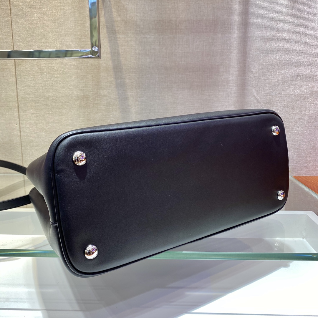 𝐏𝐑𝐀𝐃𝐀 Knitted handbag 1BG775