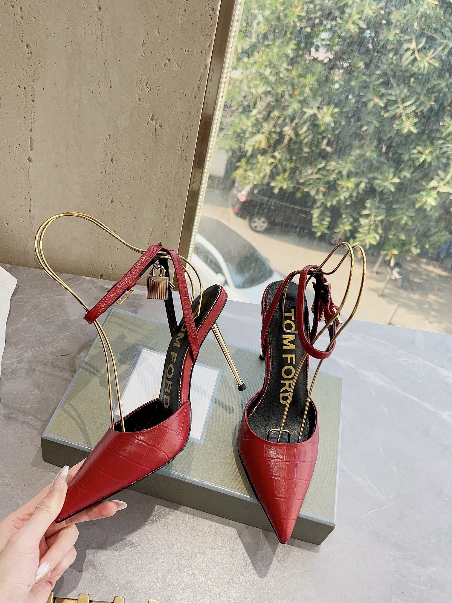 𝐓𝐎𝐌𝐅𝐎𝐑𝐃｜𝟐𝟎𝟐𝟑𝐒𝐒/𝐧𝐞𝐰  Dolce & Ga women's jeweled buckle jacquard raglan heels