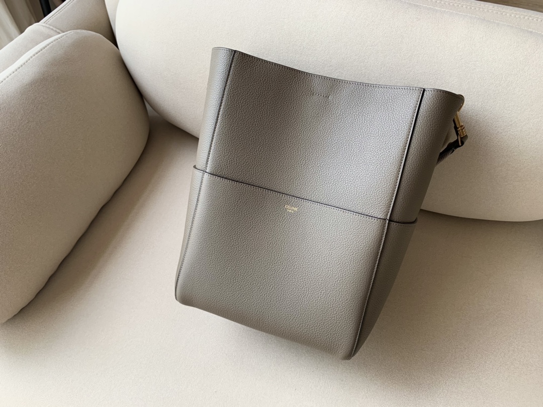 𝐂𝐞𝐥𝐢𝐧𝐞 SANGLE BUCKET bucket bag in soft grained calfskin