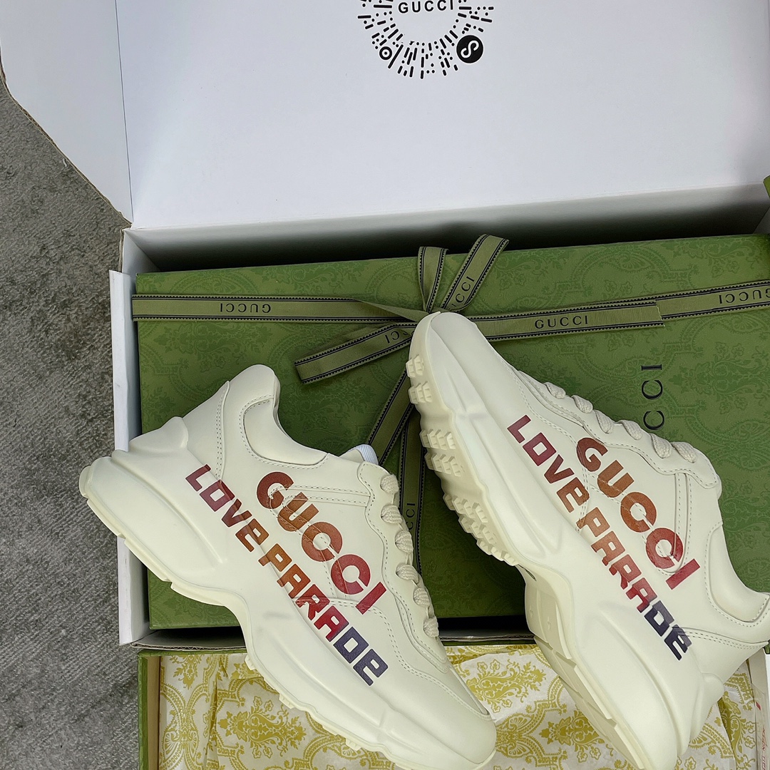 Gucci Pops This collection has a lot of flora and fauna elements Original material