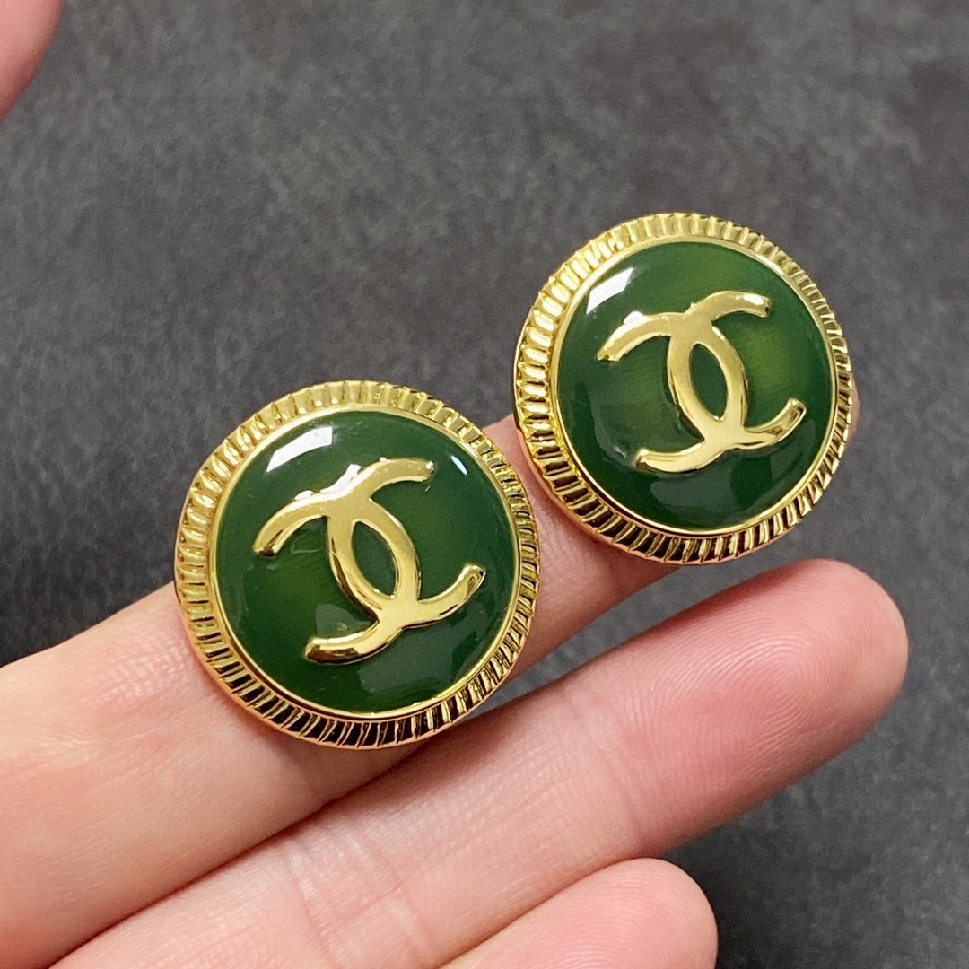 CHANEL🇫🇷Xiaoxiang autumn and winter middle-aged grass green earrings