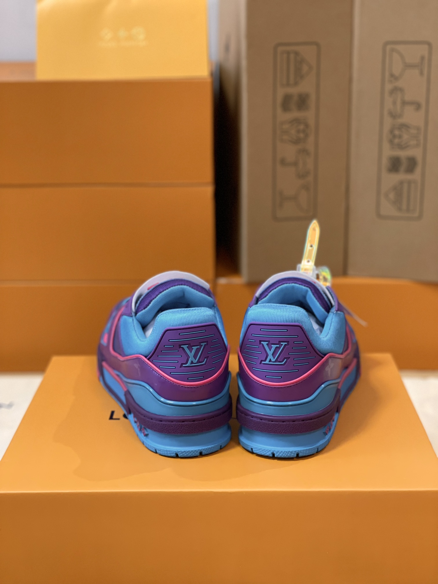 Louis Vuitton couple models LVTRAINER sneakers model number MS0119