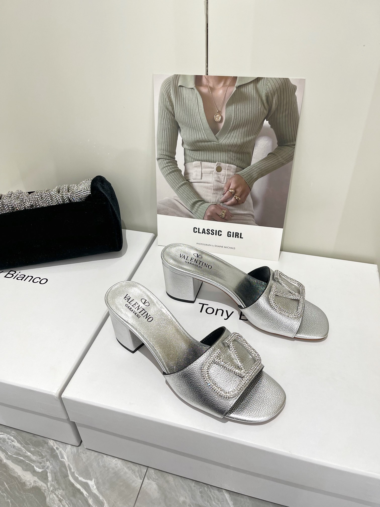 【Valentino】𝟐𝟎𝟐𝟏/𝐒𝐒 𝐧𝐞𝐰  Valentino 2022 / fw spring and summer new women's slippers