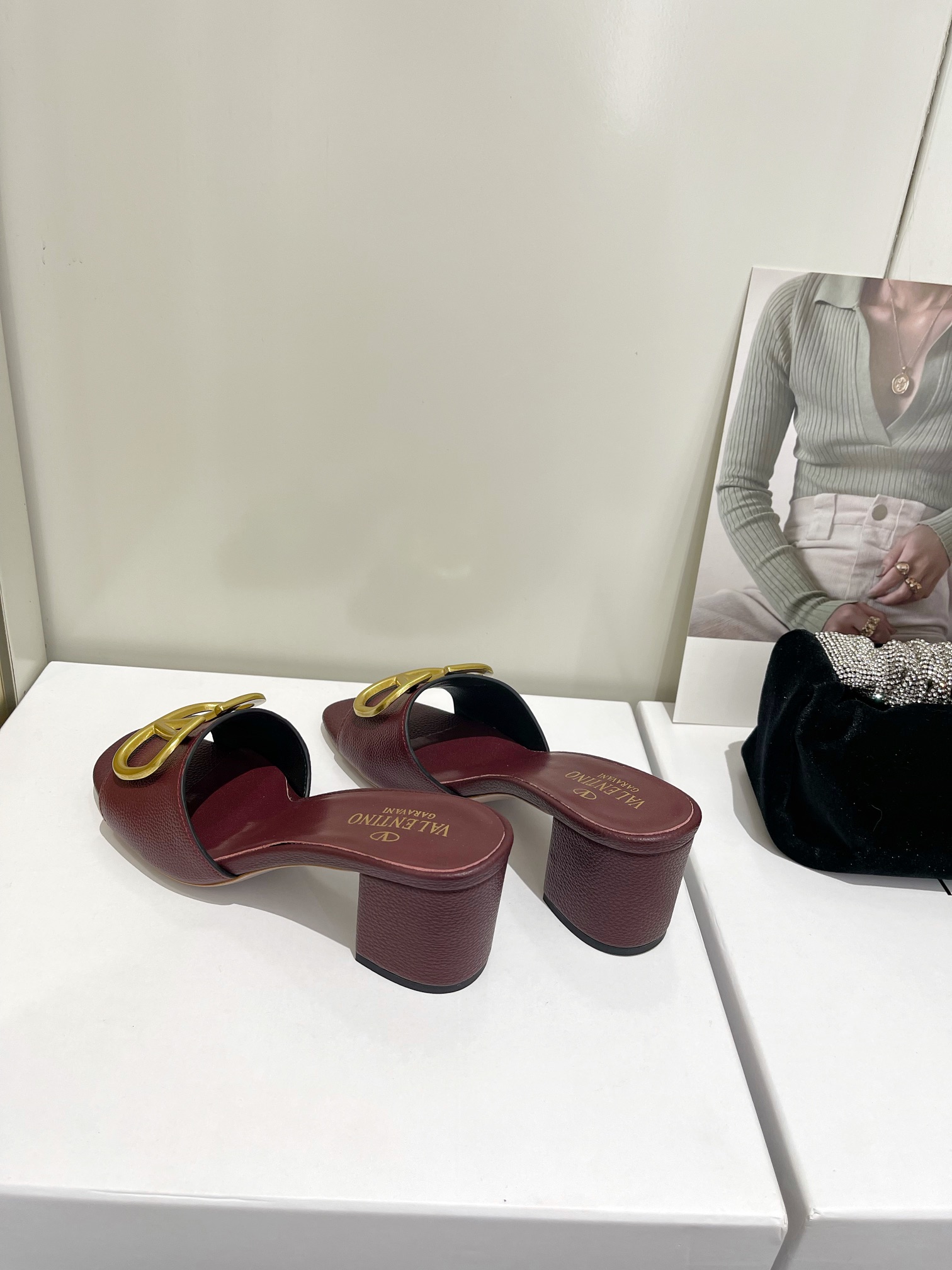 【Valentino】𝟐𝟎𝟐𝟏/𝐒𝐒 𝐧𝐞𝐰  Valentino 2022 / fw spring and summer new women's slippers