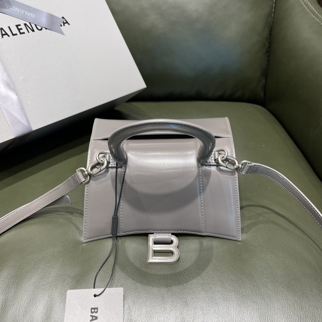 BALENCIAGA 𝐇𝐨𝐮𝐫𝐠𝐥𝐚𝐬𝐬 𝐗𝐒 The hourglass bag of the fashion world