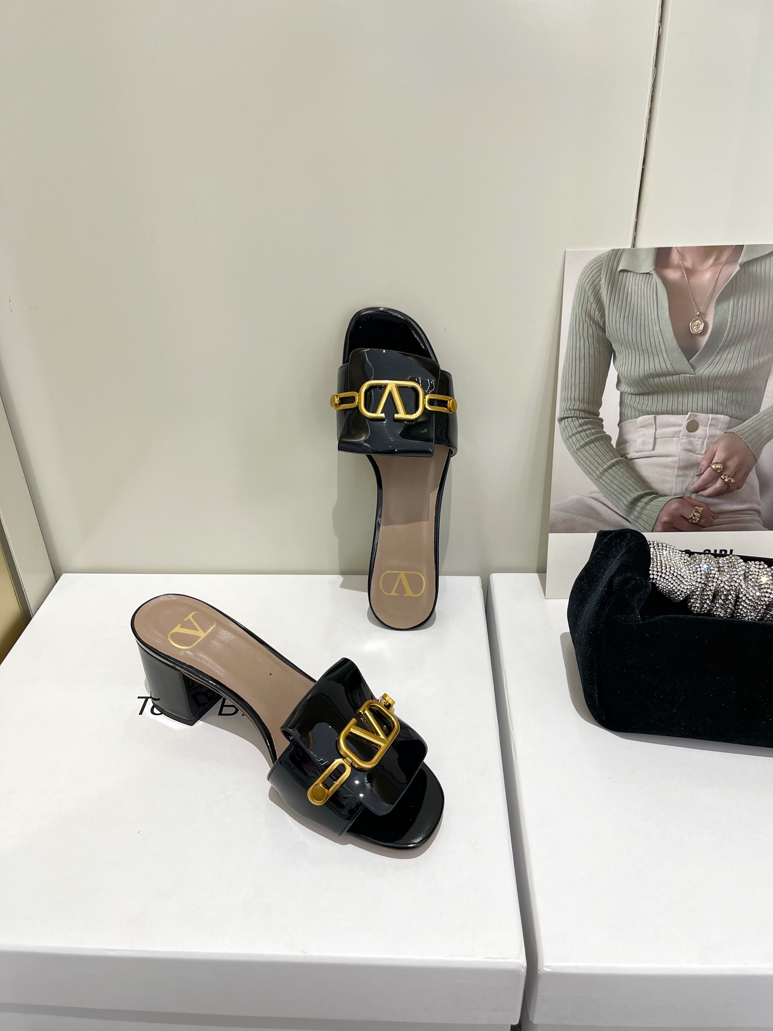 【Valentino】𝟐𝟎𝟐𝟏/𝐒𝐒 𝐧𝐞𝐰  Valentino 2022 / fw spring and summer new women's slippers
