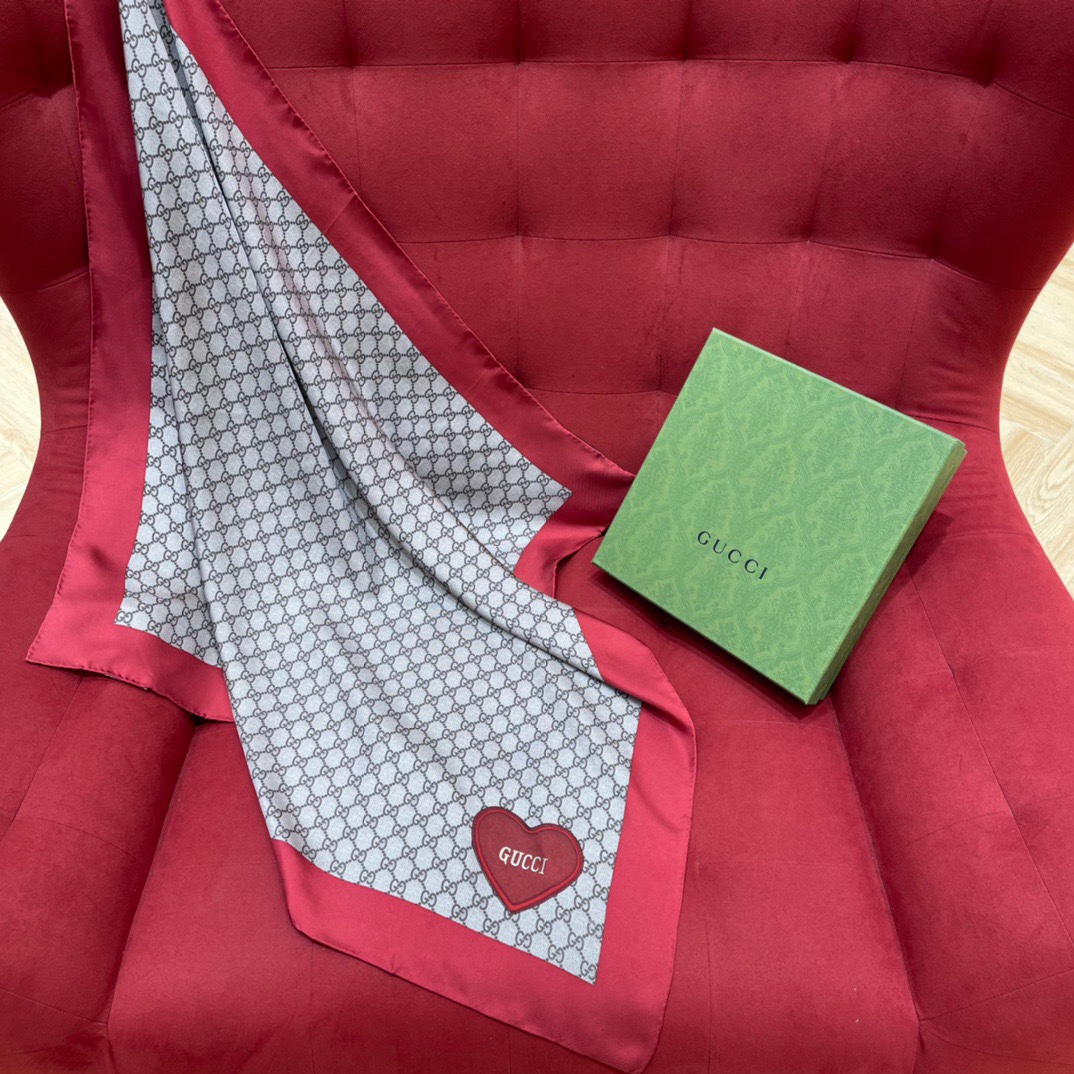 GUCCI silk scarves with classic presbyopia elements