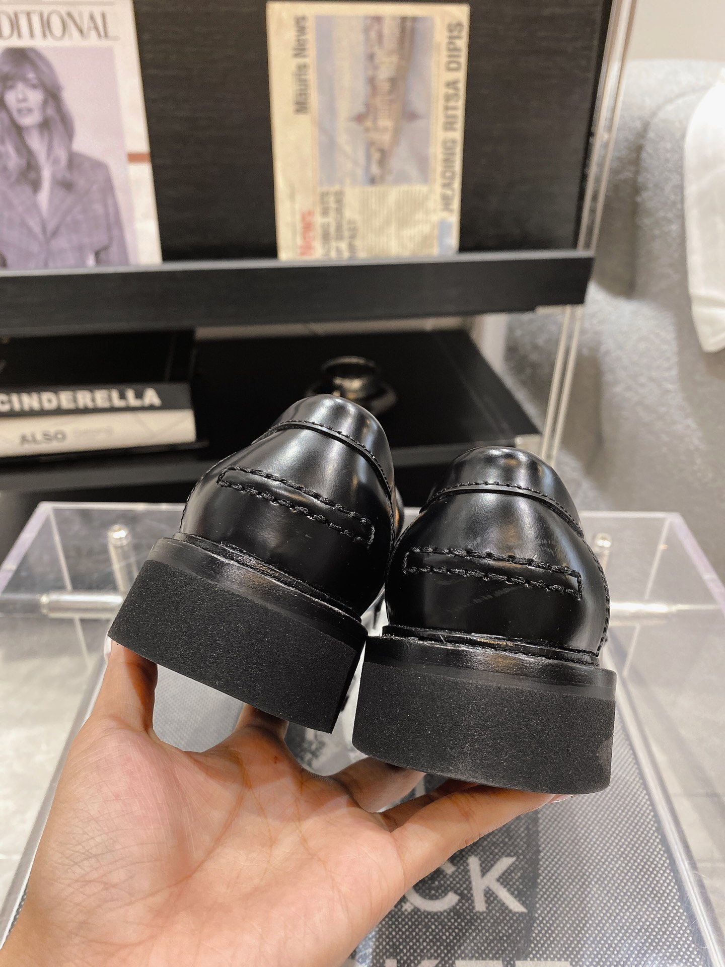 DIOR Early Spring 2023 New Loafers Black and White