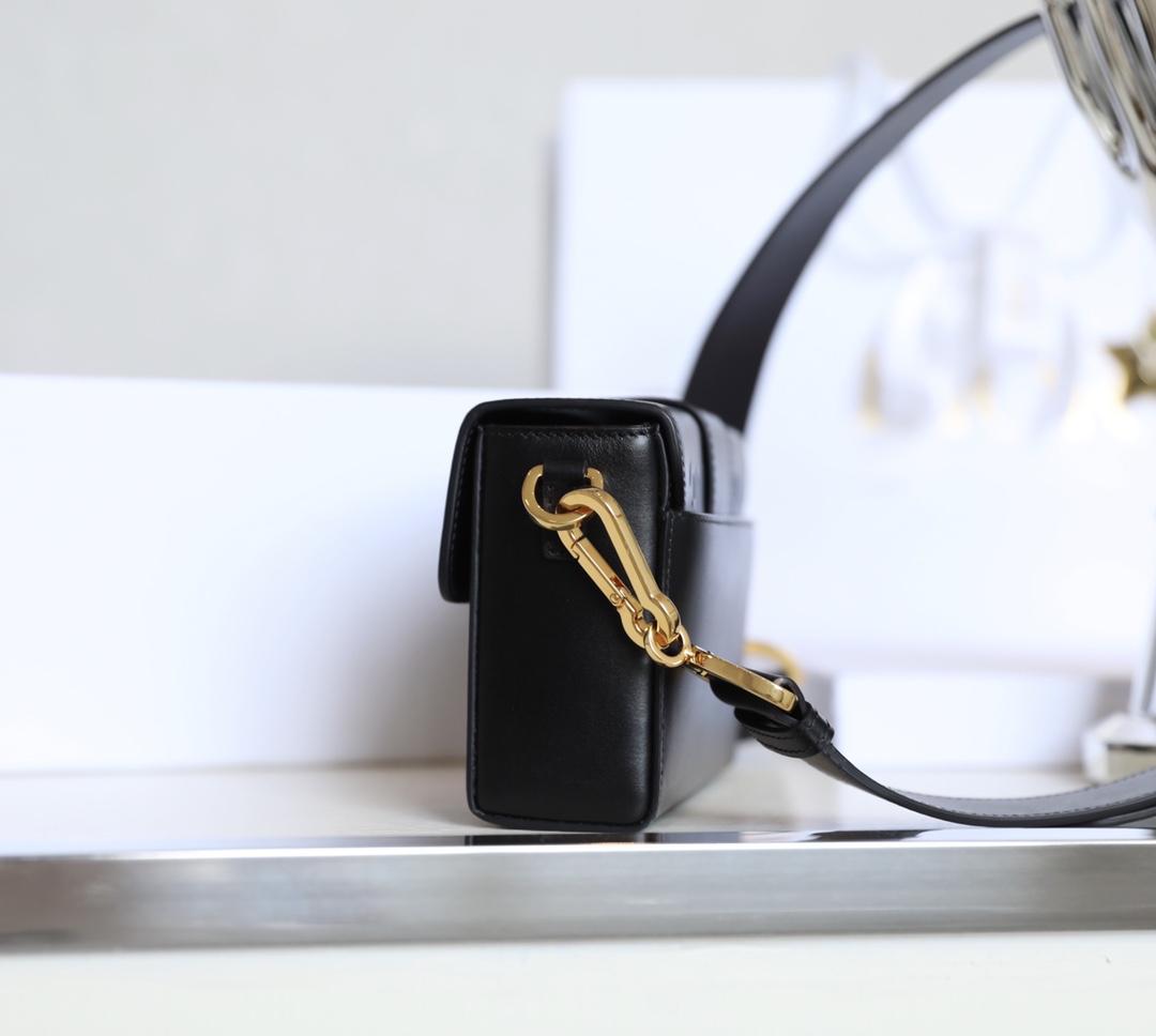 Montaigne 𝙢𝙞𝙣𝙞 box bag