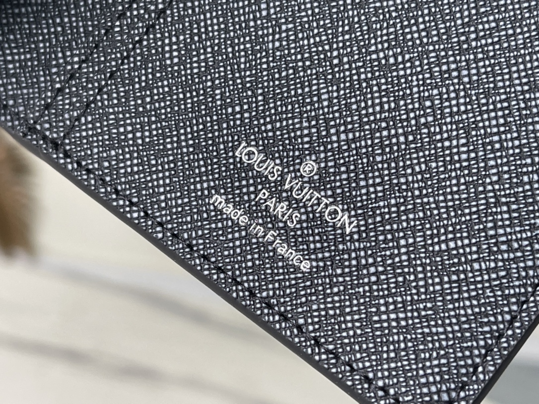 𝐋𝐎𝐔𝐈𝐒 𝐕𝐔𝐈𝐓𝐓𝐎𝐍     M81807