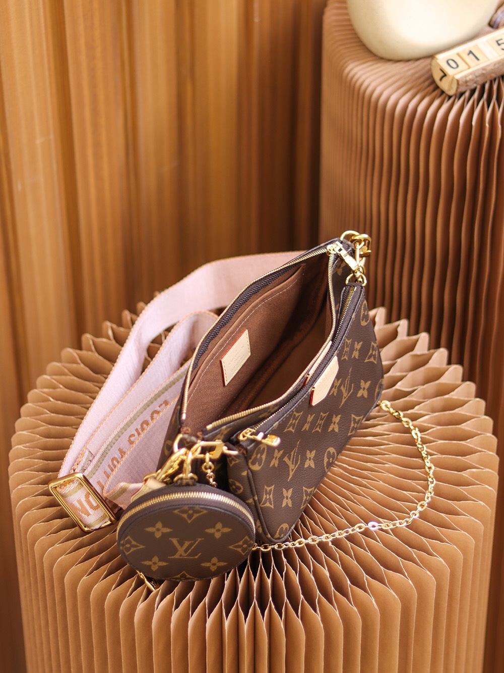 Louis Vuitton 𝙈𝙐𝙇𝙏𝙄 𝙋𝙊𝘾𝙃𝙀𝙏𝙏𝙀 5 in 1 MM44840