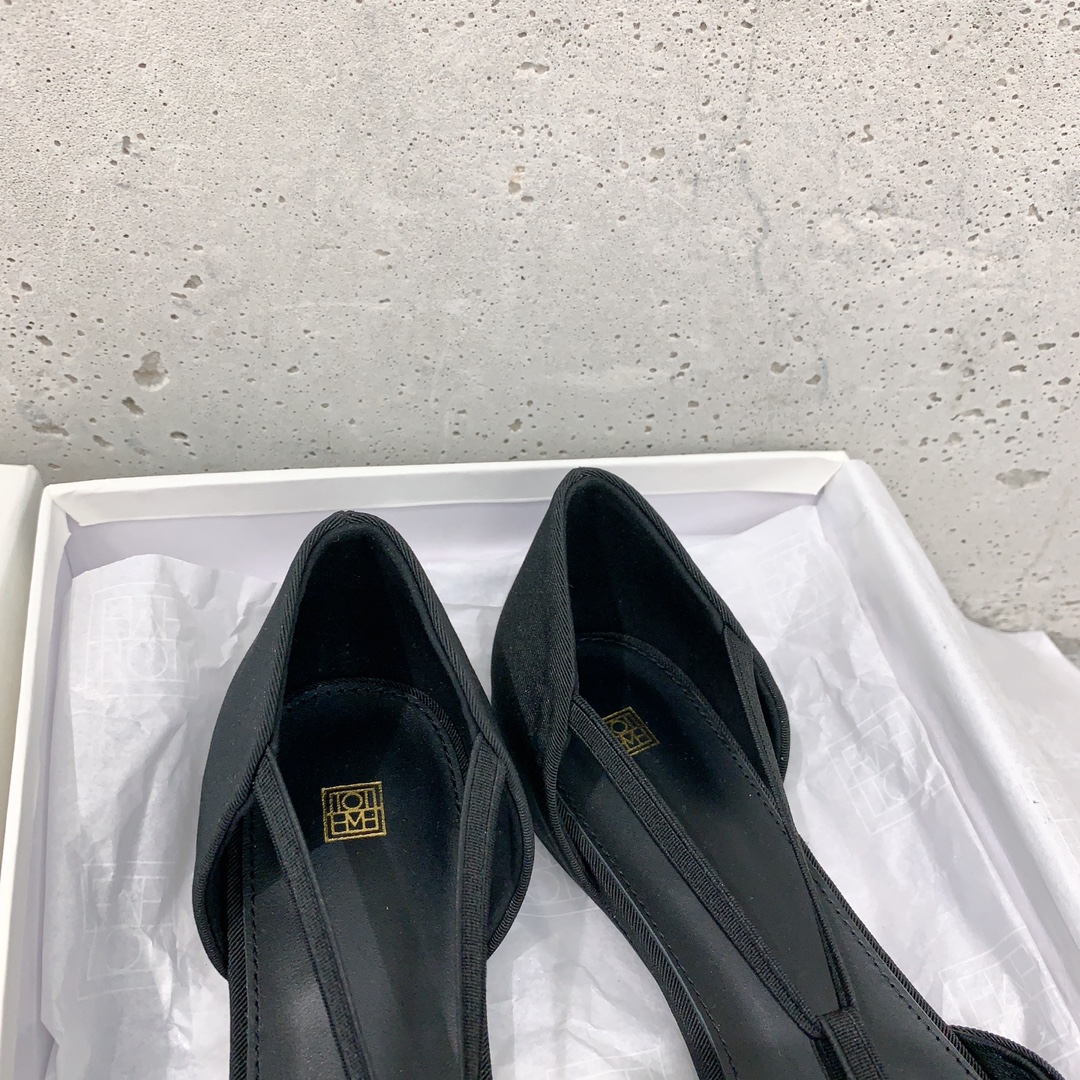 𝐓𝐨𝐭𝐞𝐦𝐞｜𝟐𝟎𝟐𝟑/𝐒𝐒 𝐧𝐞𝐰 Toteme 2023 new black T lace-up sandals