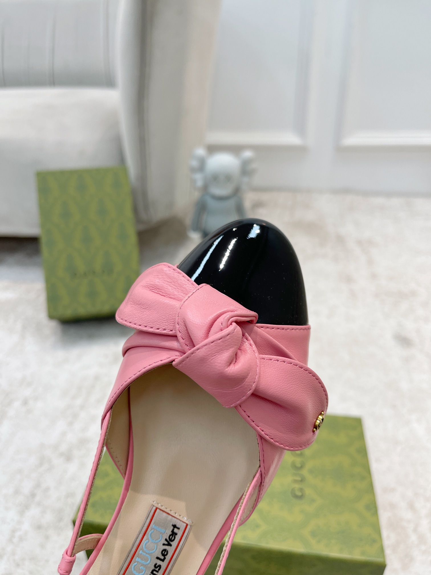 Gucci new buckle bow sandals