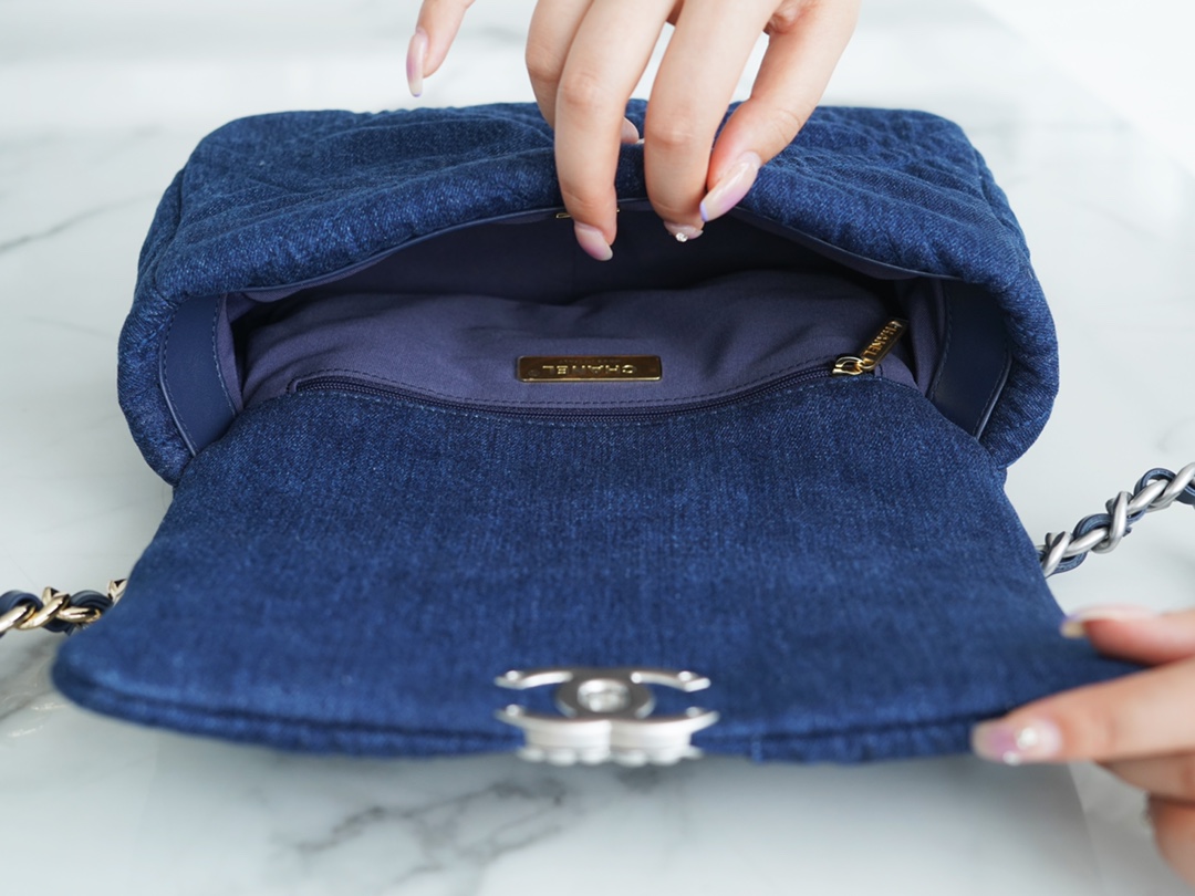 𝗖𝗛𝗔𝗡𝗘𝗟 ❶❾ 𝗕𝗔𝗚 Original denim series ❥ Genuine leather ❥ Small ❥𝟮𝟮𝗣𝗣 Dark denim