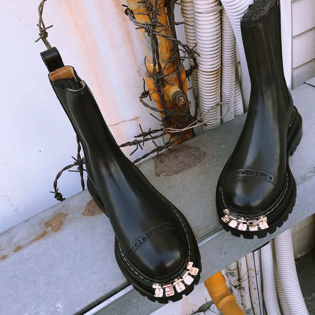 SANDRO 21ss metal head cowhide short Chelsea boots A pair of stylish and cool little boots