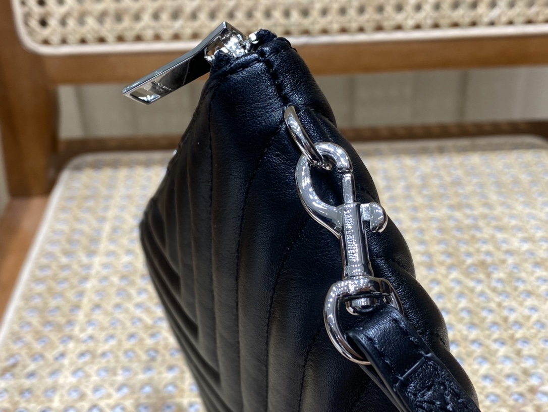 SAINT LAURENT 𝑴𝒐𝒏𝒐𝒈𝒓𝒂𝒎 𝑾𝒐𝒄  #379039