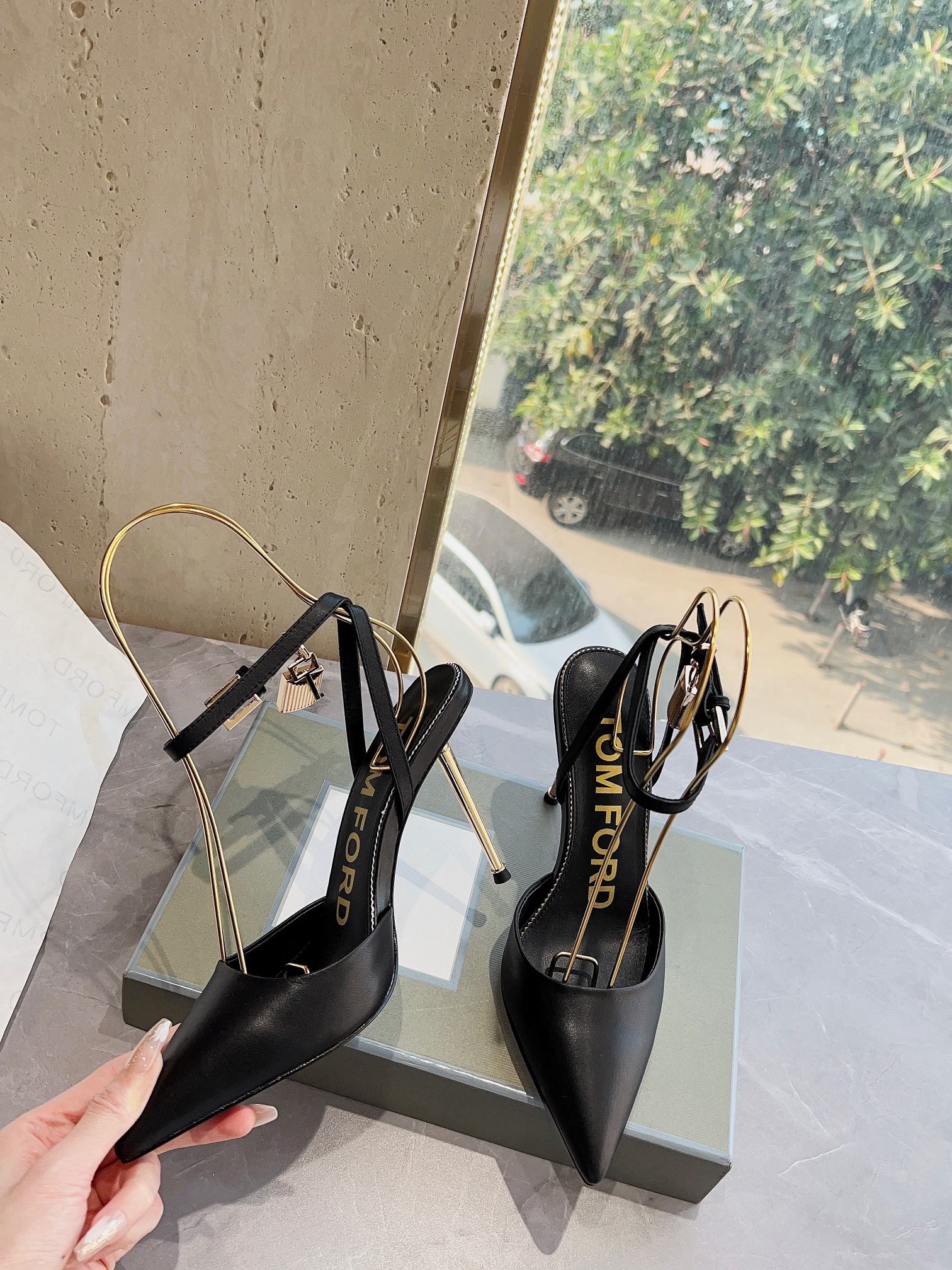 𝐓𝐎𝐌𝐅𝐎𝐑𝐃｜𝟐𝟎𝟐𝟑𝐒𝐒/𝐧𝐞𝐰  Dolce & Ga women's jeweled buckle jacquard raglan heels